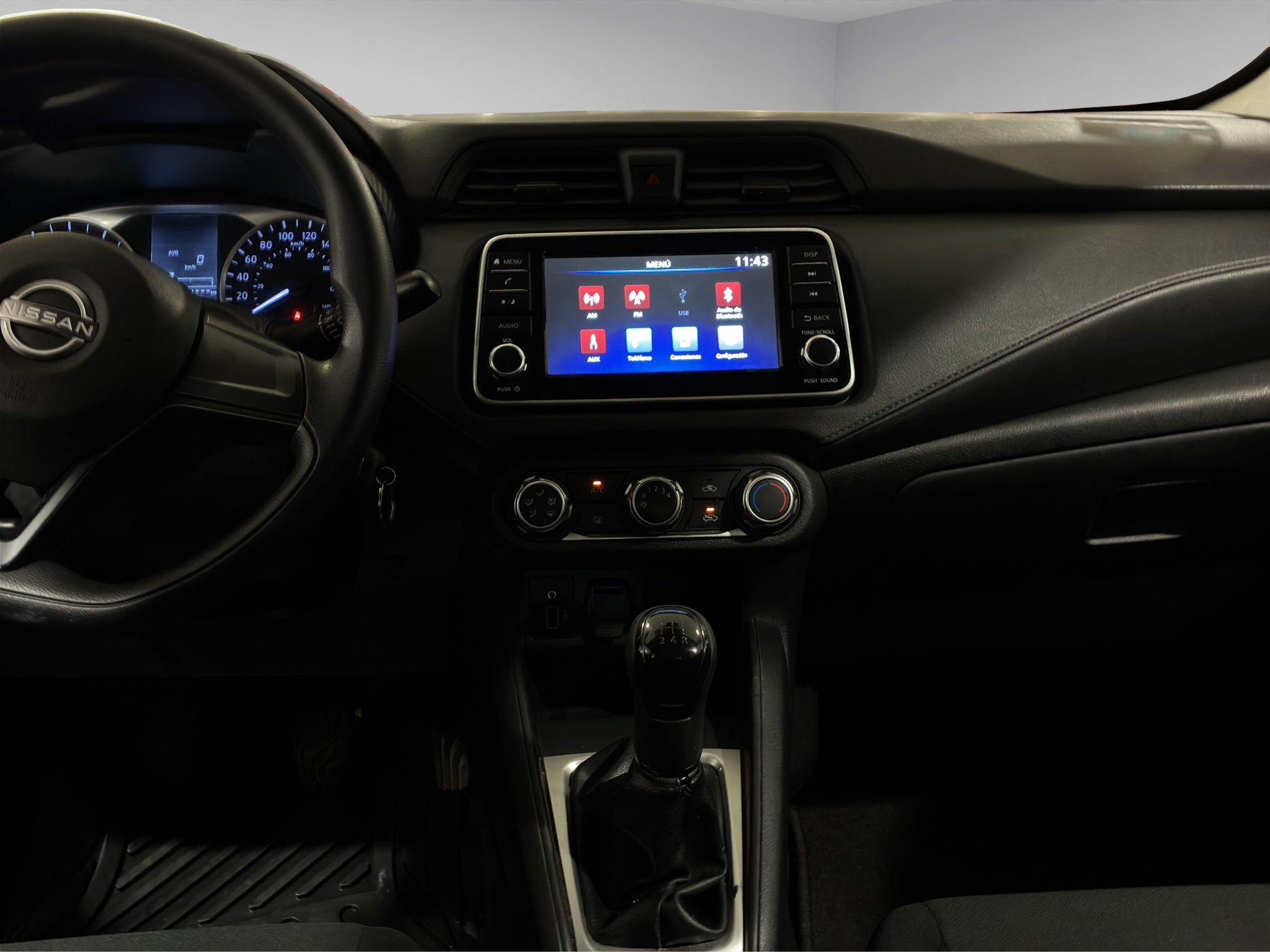 2023 Nissan Versa 4 pts. Sense, TM5, a/ac., R-15 (cambio de línea)