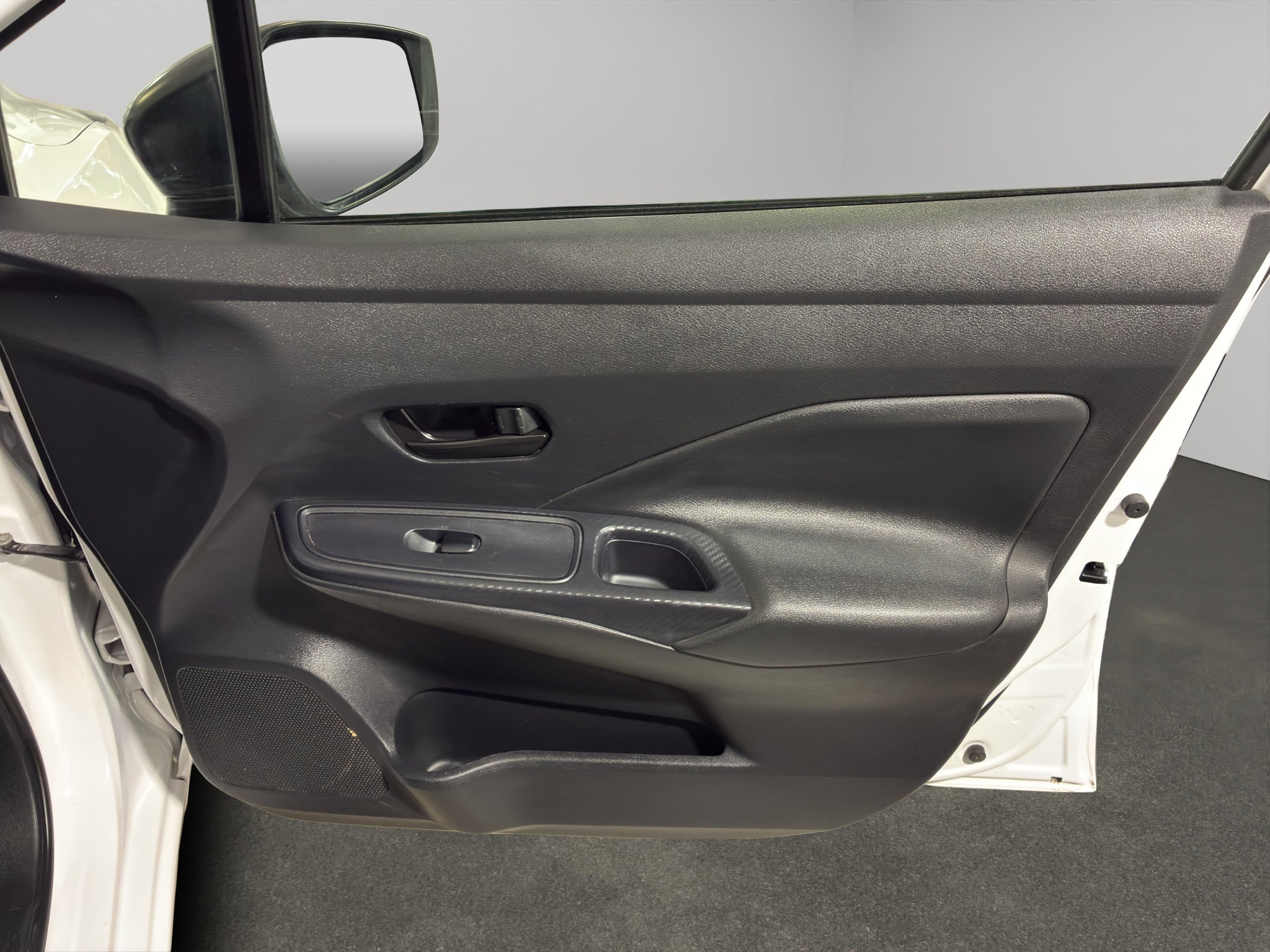 2023 Nissan Versa 4 pts. Sense, TM5, a/ac., R-15 (cambio de línea)