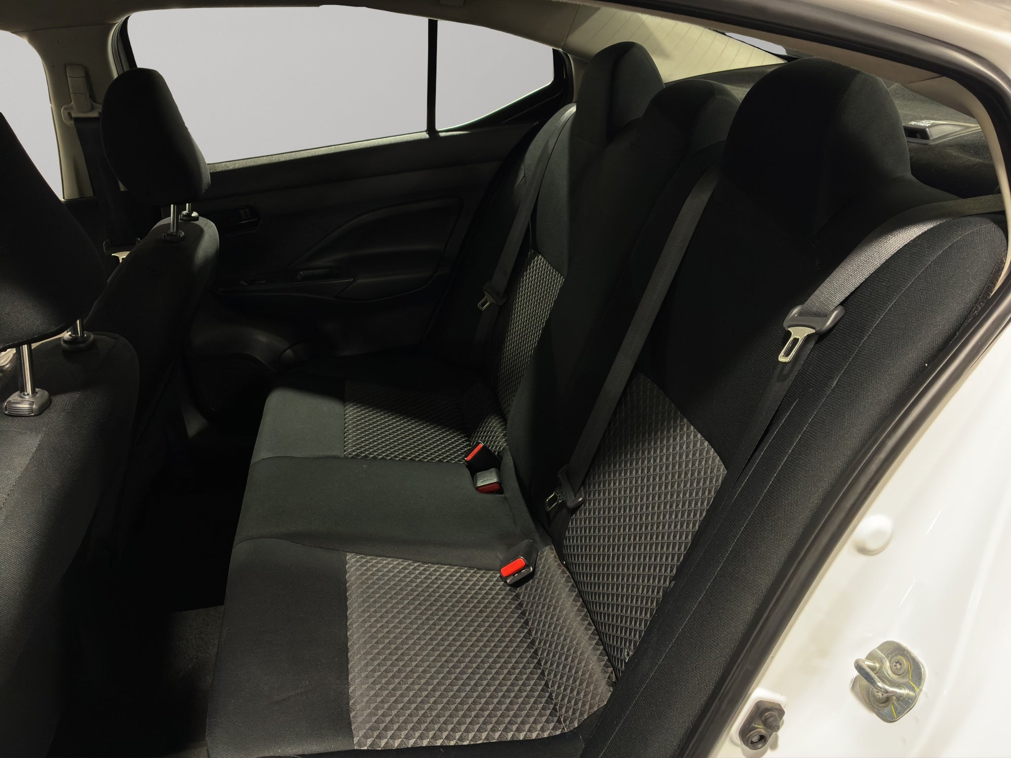 2023 Nissan Versa 4 pts. Sense, TM5, a/ac., R-15 (cambio de línea)