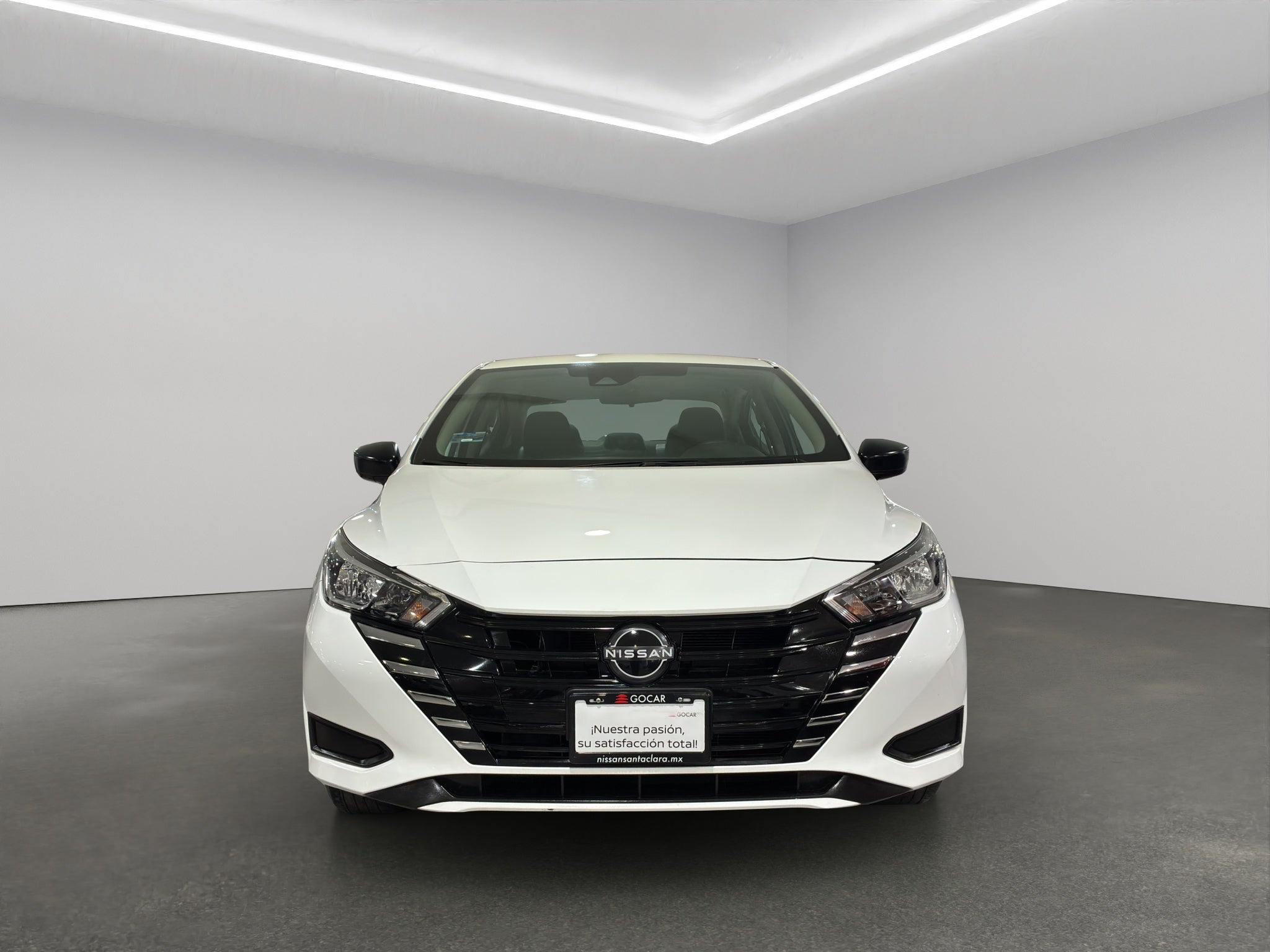 2023 Nissan Versa 4 pts. Sense, TM5, a/ac., R-15 (cambio de línea)