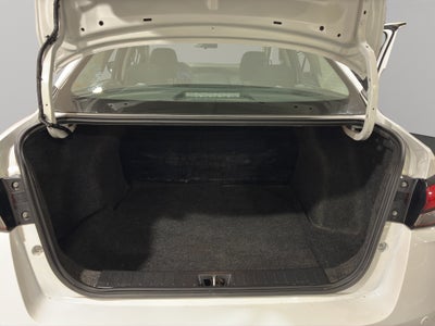 2023 Nissan Versa 4 pts. Sense, TM5, a/ac., R-15 (cambio de línea)