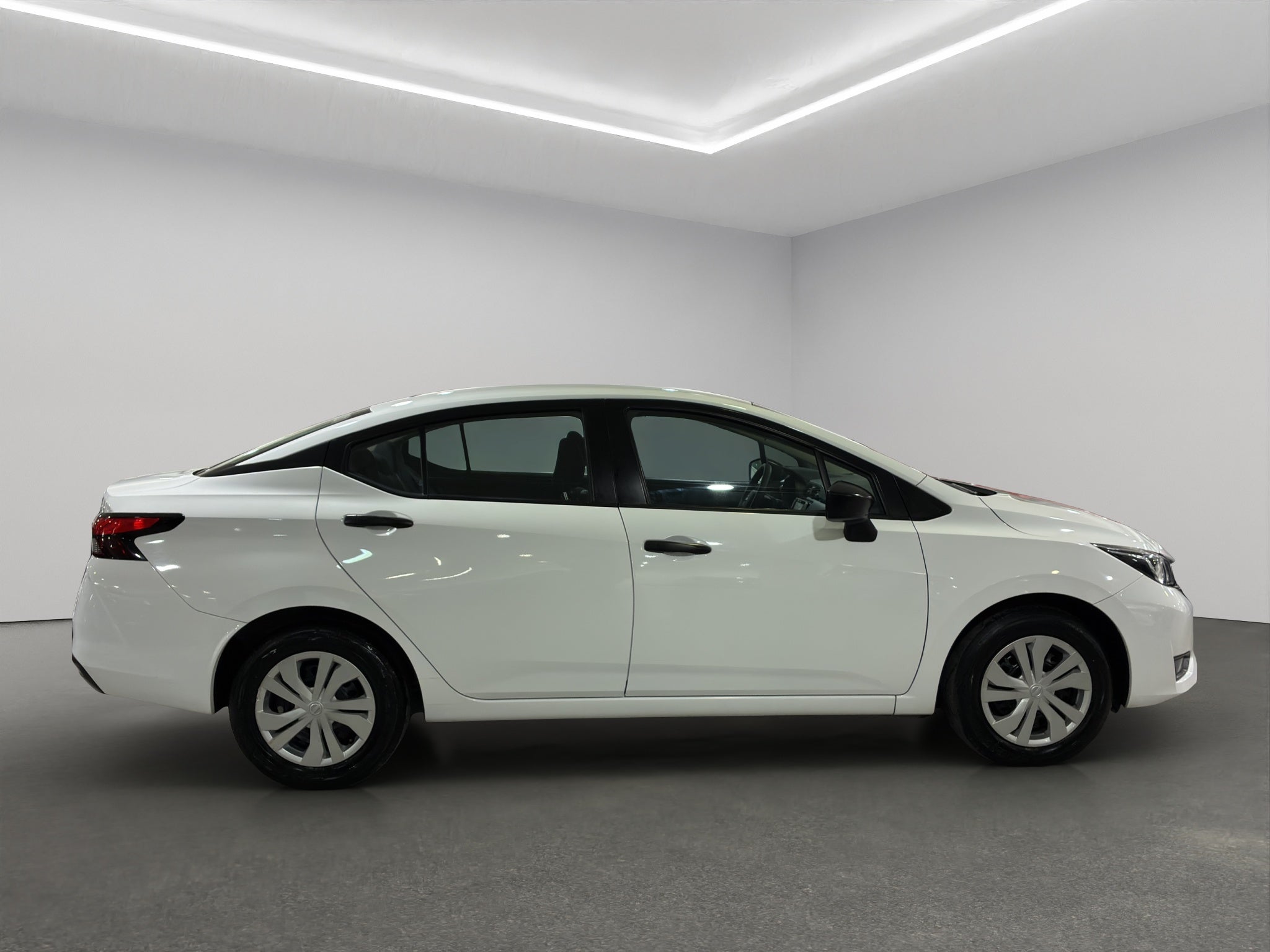 2023 Nissan Versa 4 pts. Sense, TM5, a/ac., R-15 (cambio de línea)