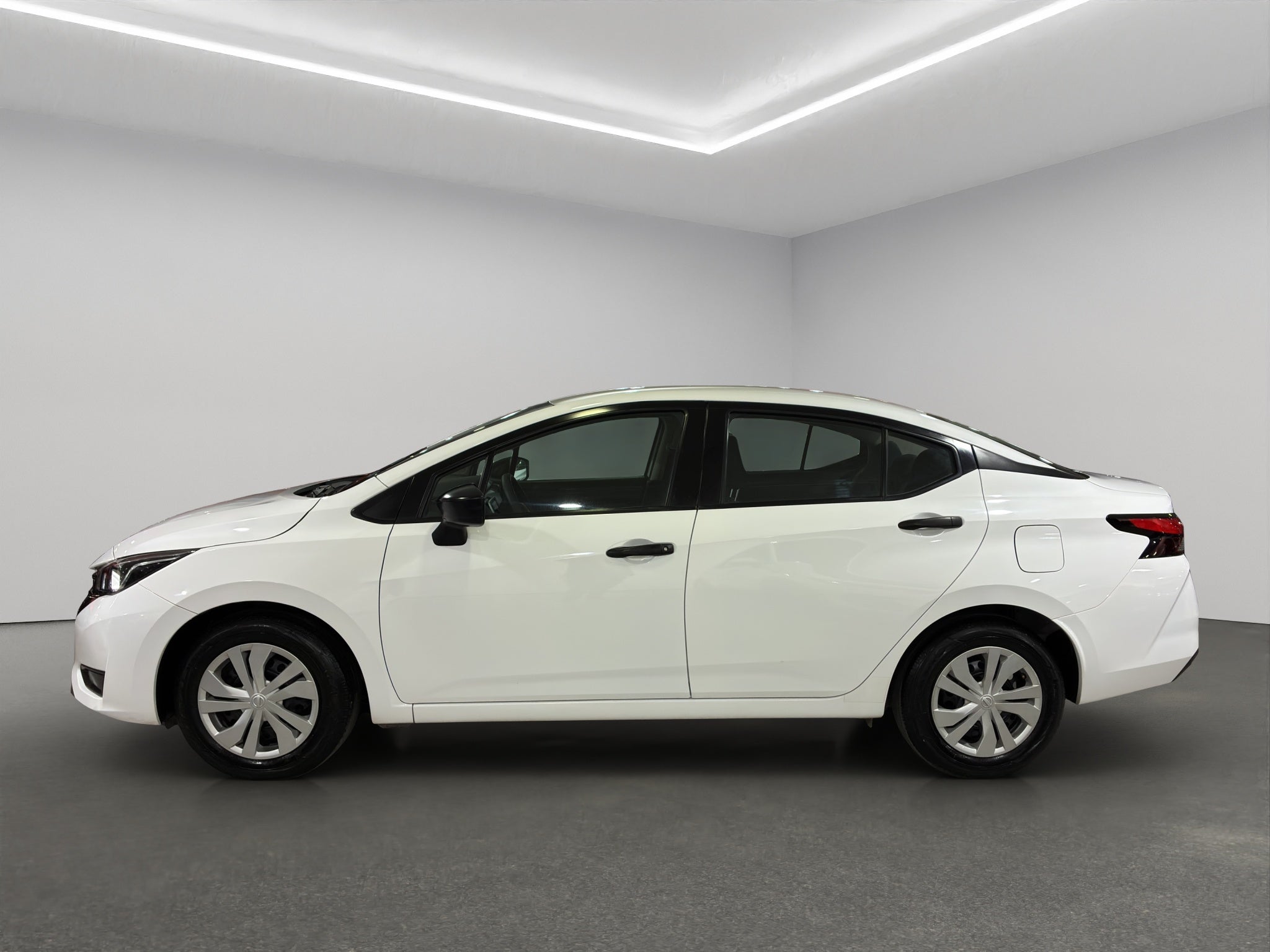 2023 Nissan Versa 4 pts. Sense, TM5, a/ac., R-15 (cambio de línea)
