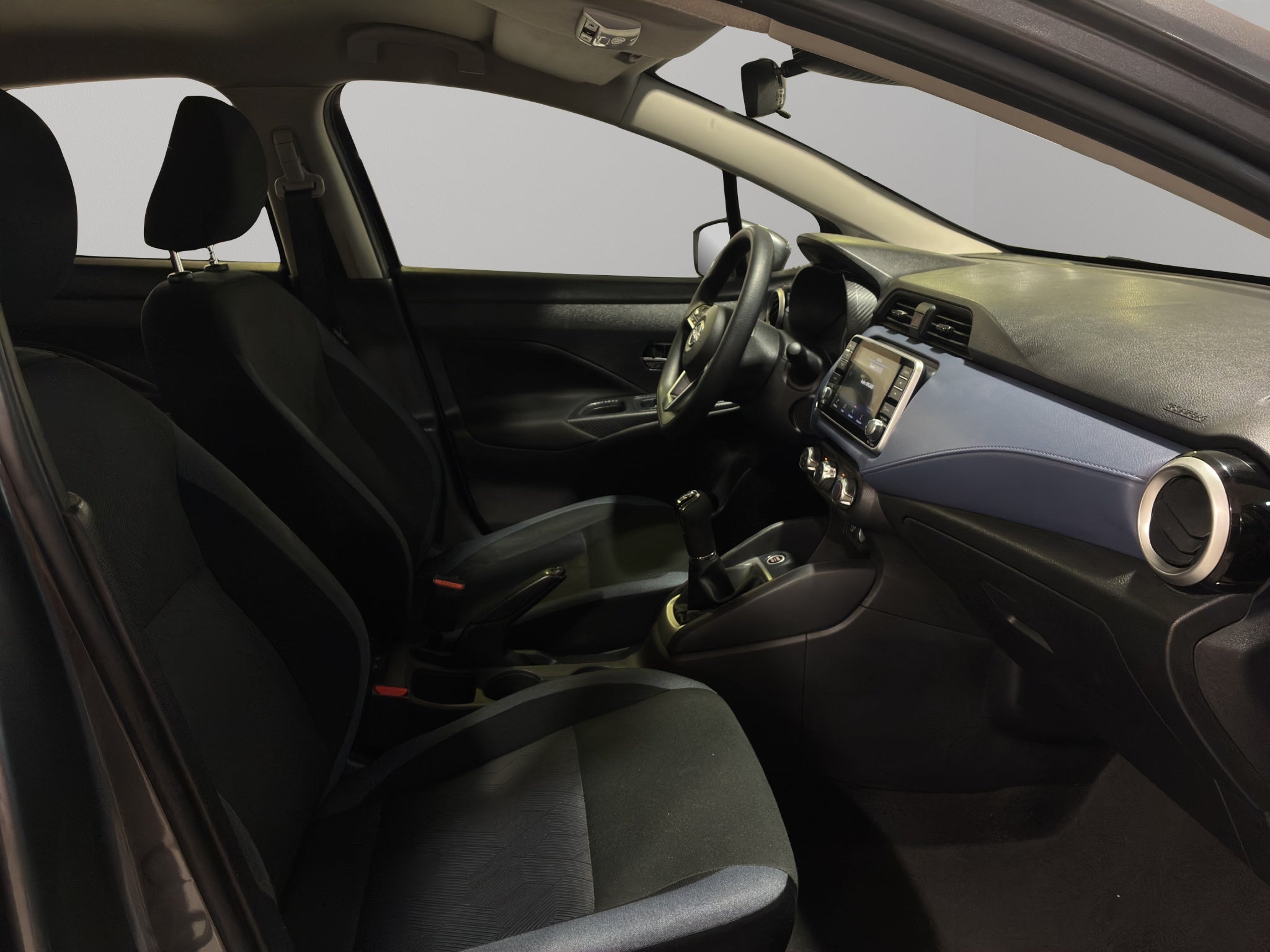 2024 Nissan Versa 4 pts. Advance, TM5, a/ac., f. niebla, RA-16