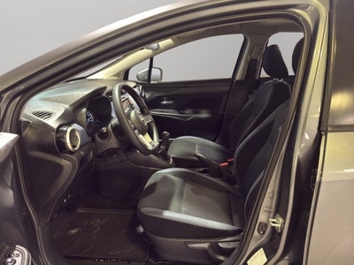 2024 Nissan Versa 4 pts. Advance, TM5, a/ac., f. niebla, RA-16