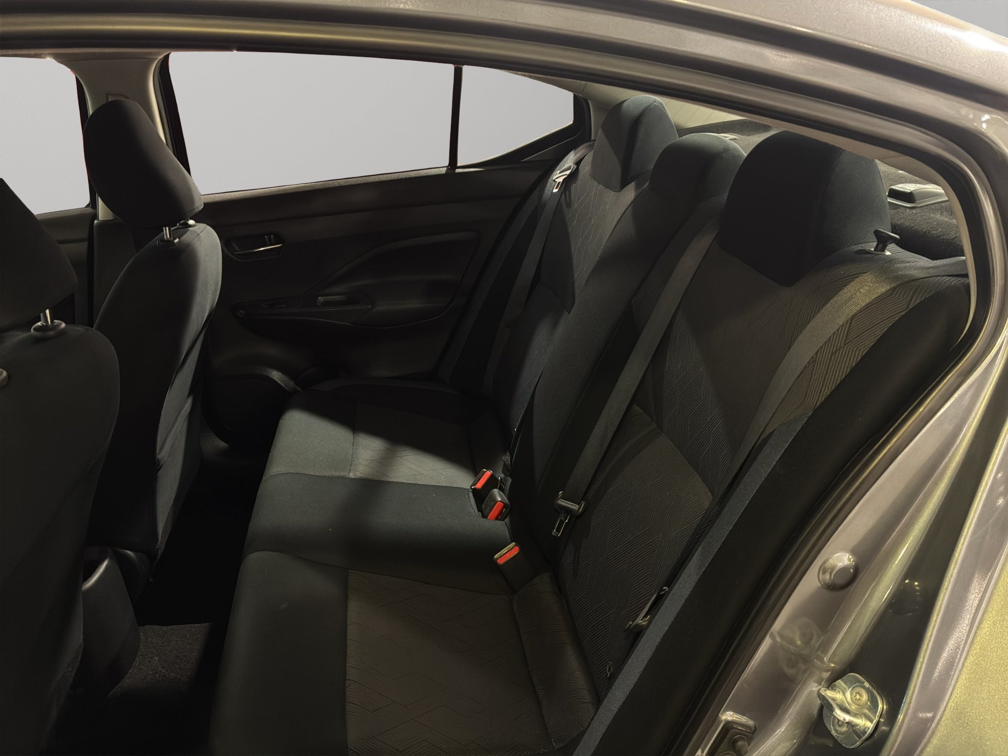 2024 Nissan Versa 4 pts. Advance, TM5, a/ac., f. niebla, RA-16