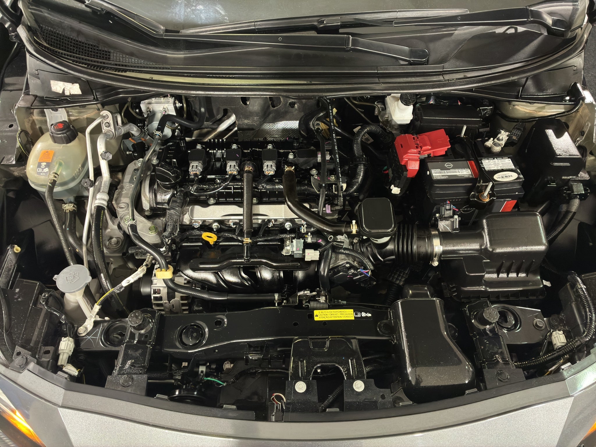 2024 Nissan Versa 4 pts. Advance, TM5, a/ac., f. niebla, RA-16