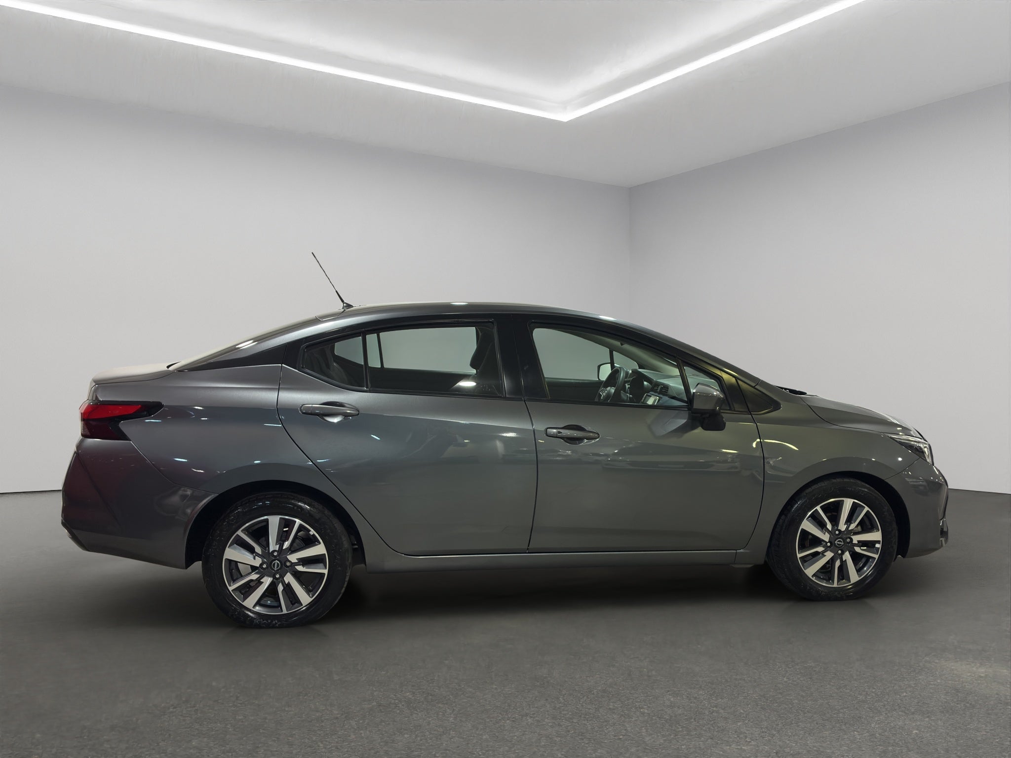 2024 Nissan Versa 4 pts. Advance, TM5, a/ac., f. niebla, RA-16