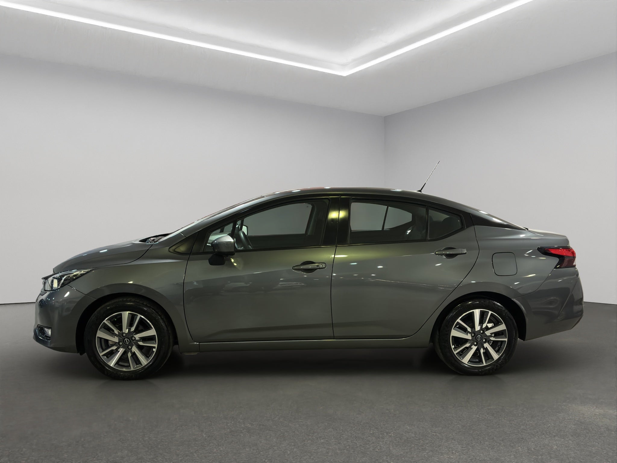 2024 Nissan Versa 4 pts. Advance, TM5, a/ac., f. niebla, RA-16