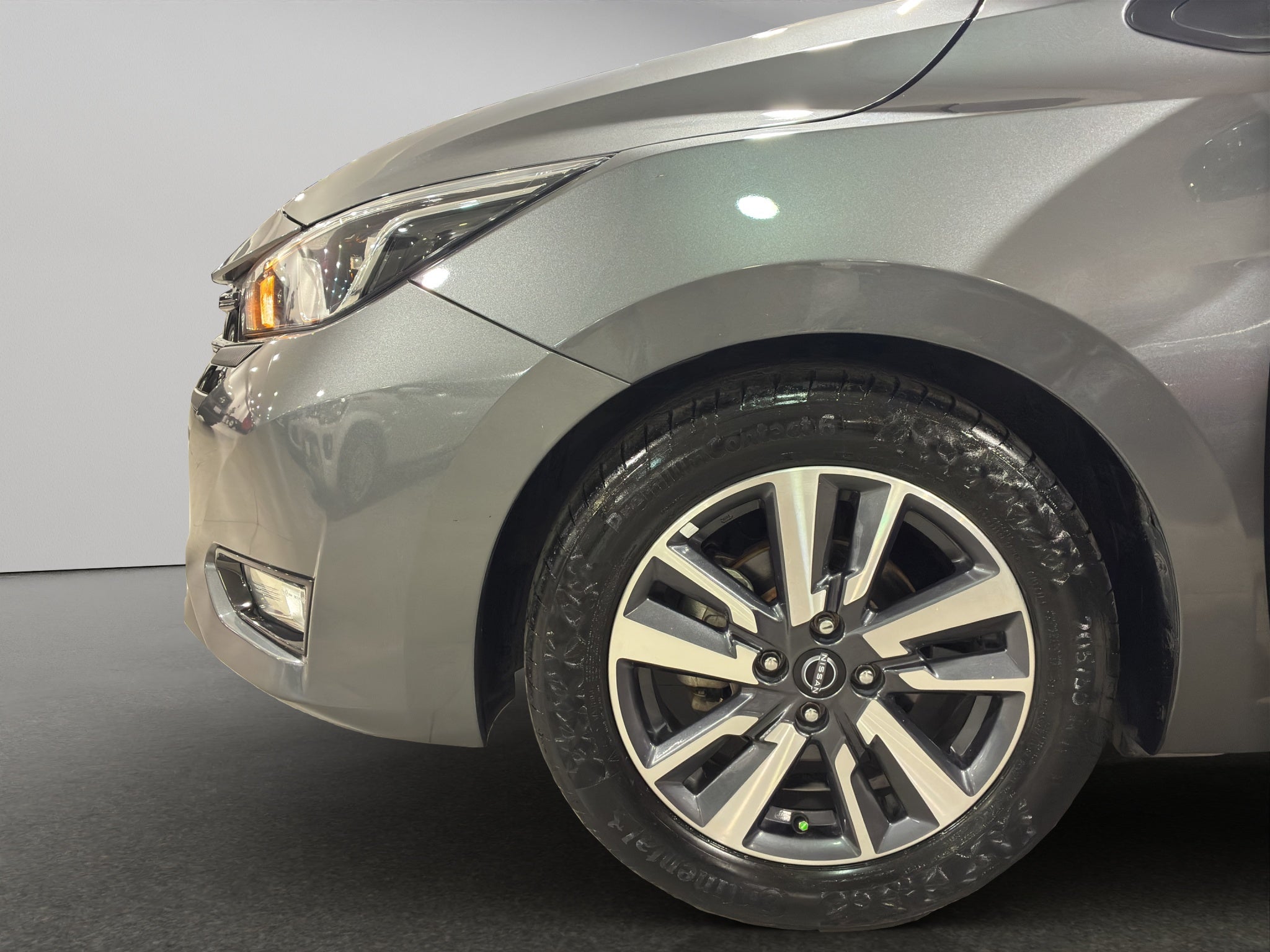 2024 Nissan Versa 4 pts. Advance, TM5, a/ac., f. niebla, RA-16