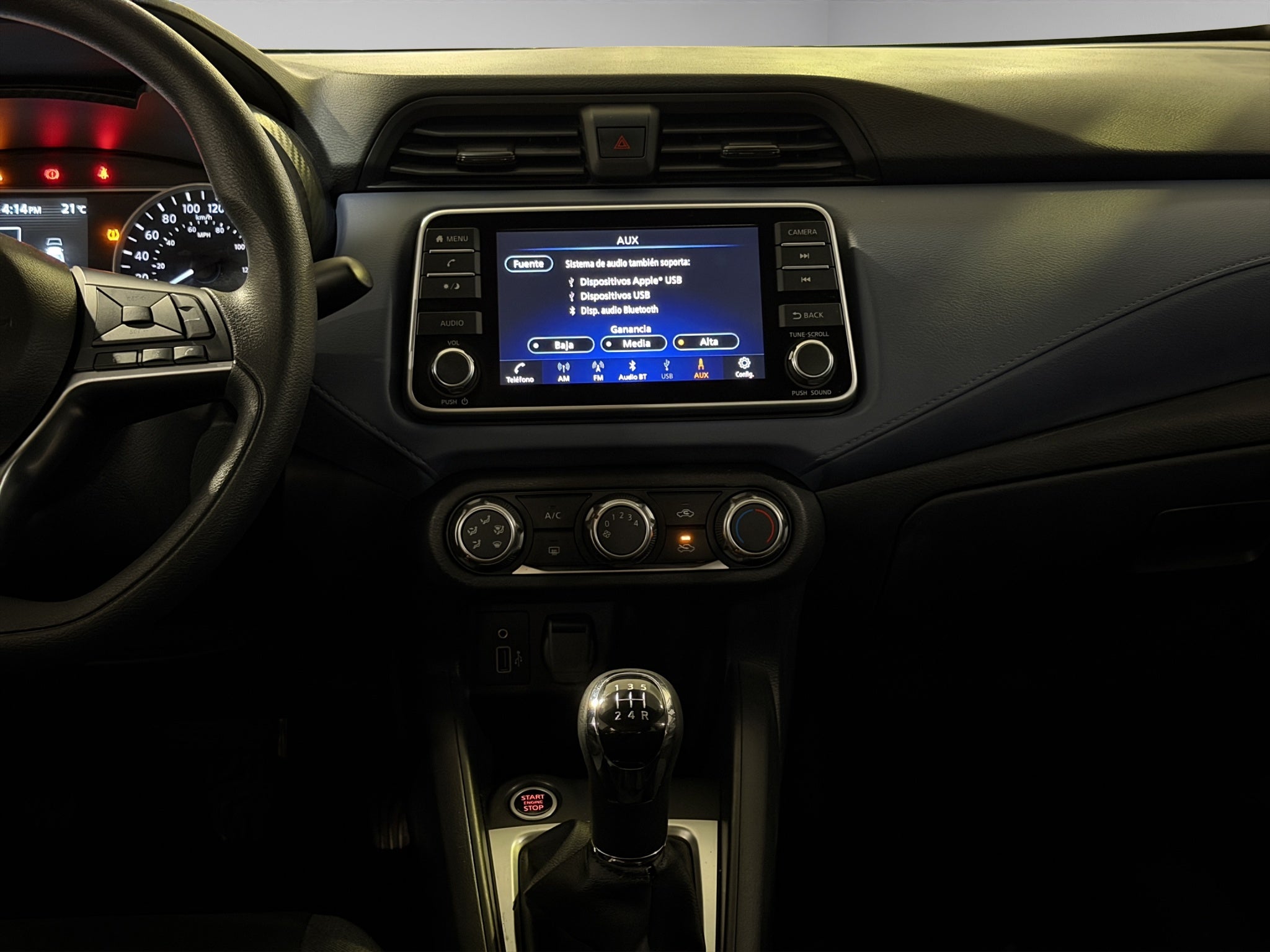 2024 Nissan Versa 4 pts. Advance, TM5, a/ac., f. niebla, RA-16