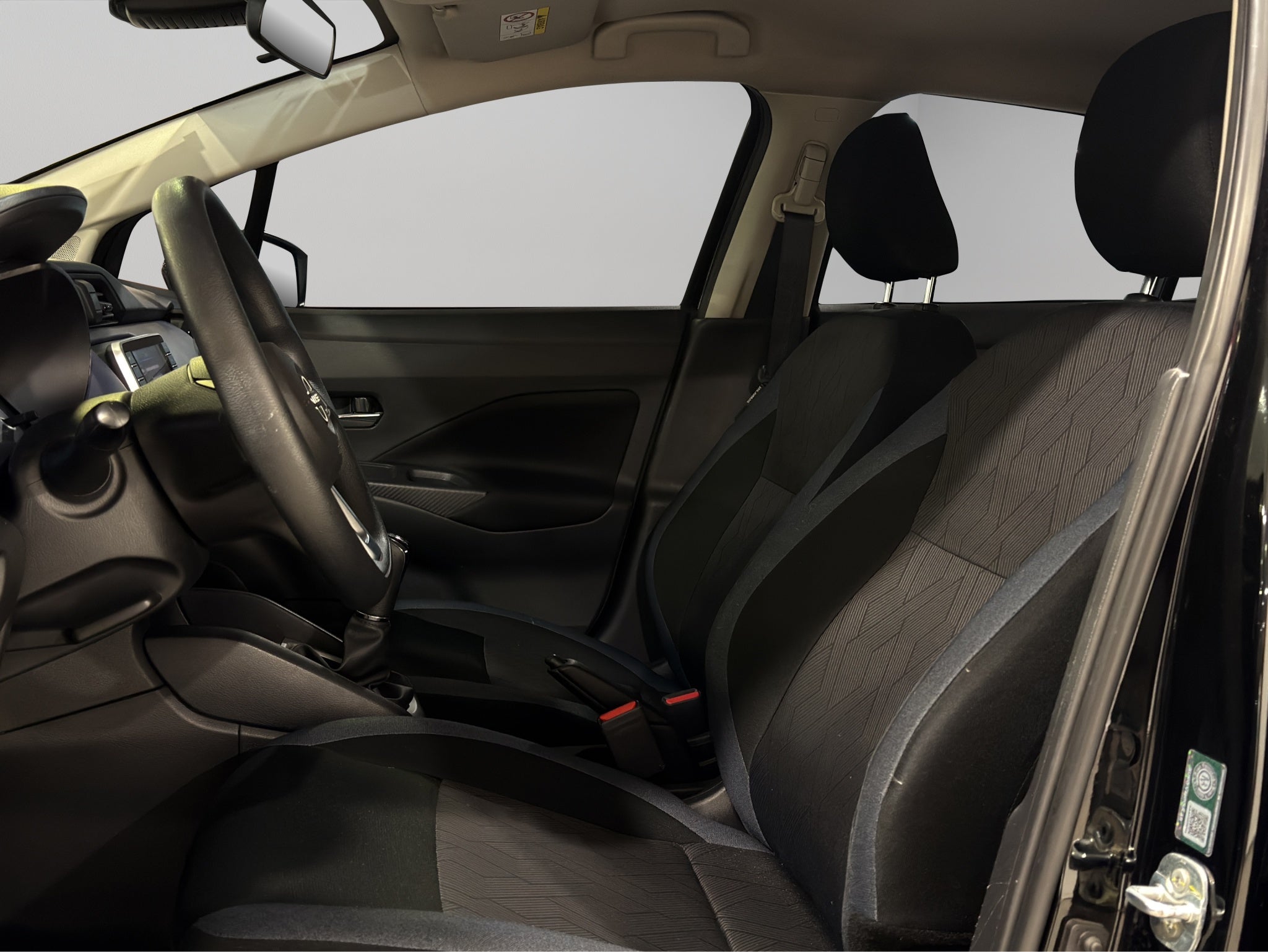 2024 Nissan Versa 4 pts. Advance, TM5, a/ac., f. niebla, RA-16