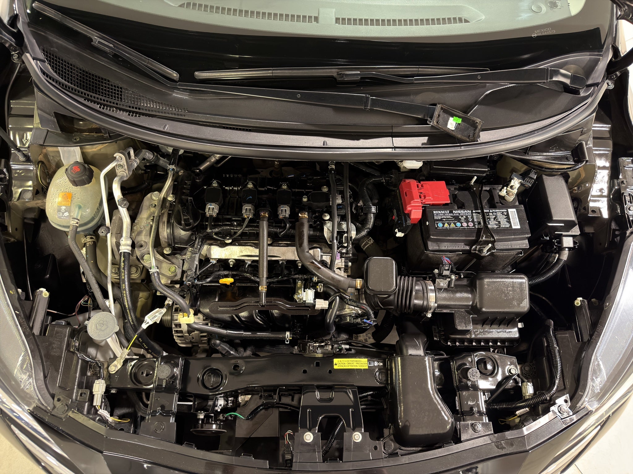 2024 Nissan Versa 4 pts. Advance, TM5, a/ac., f. niebla, RA-16