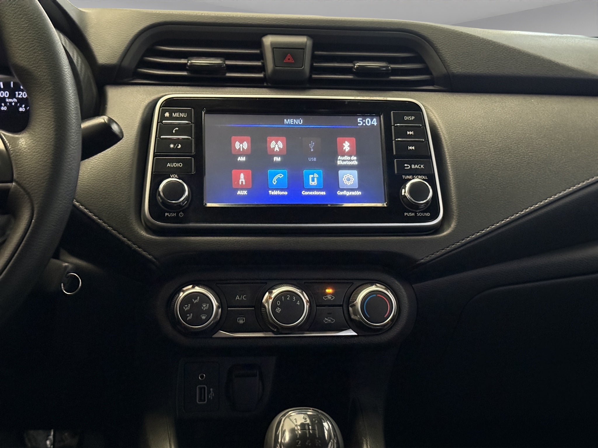 2024 Nissan Versa 4 pts. Sense, TM5, a/ac., R-15