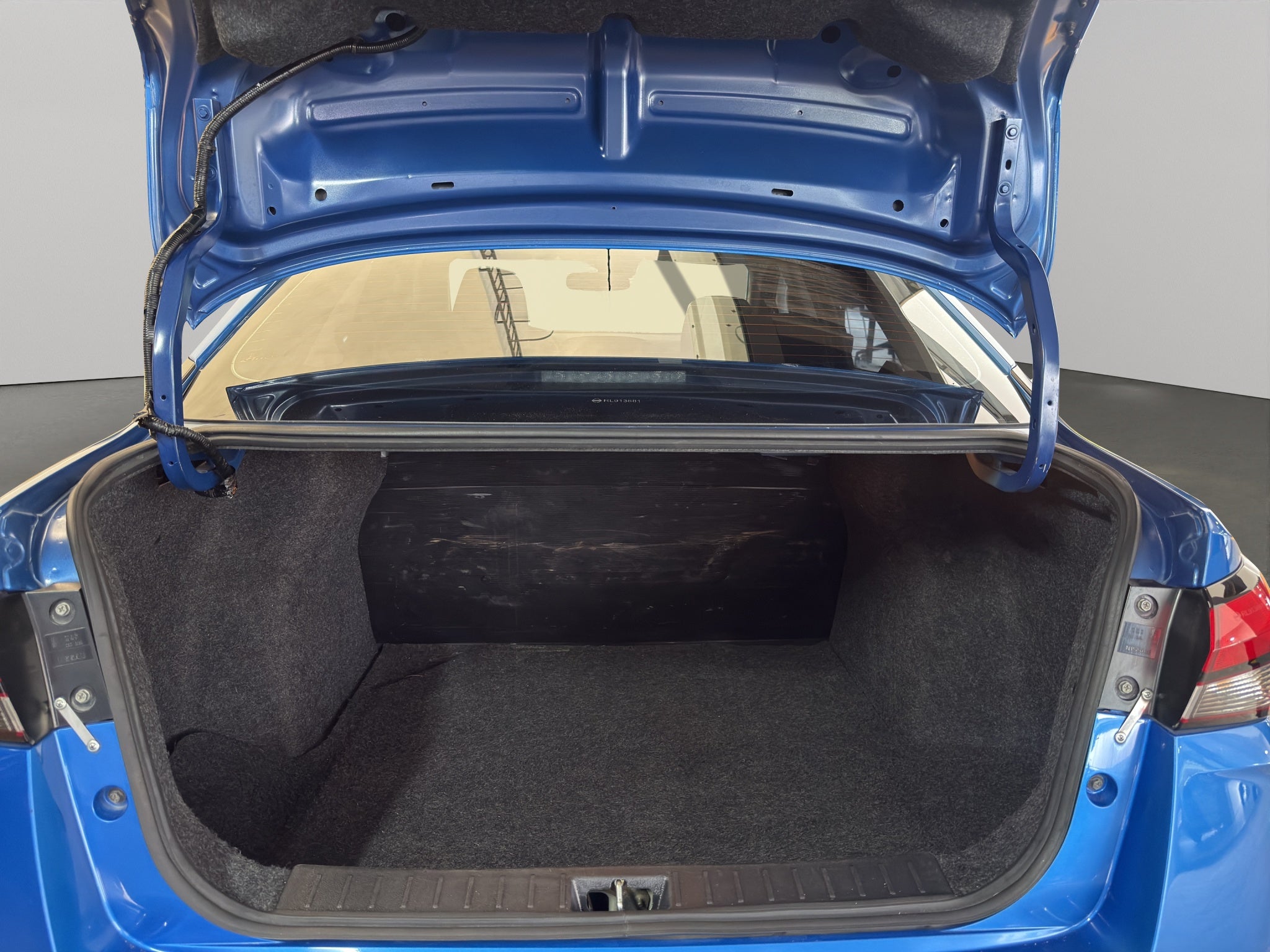 2024 Nissan Versa 4 pts. Sense, TM5, a/ac., R-15