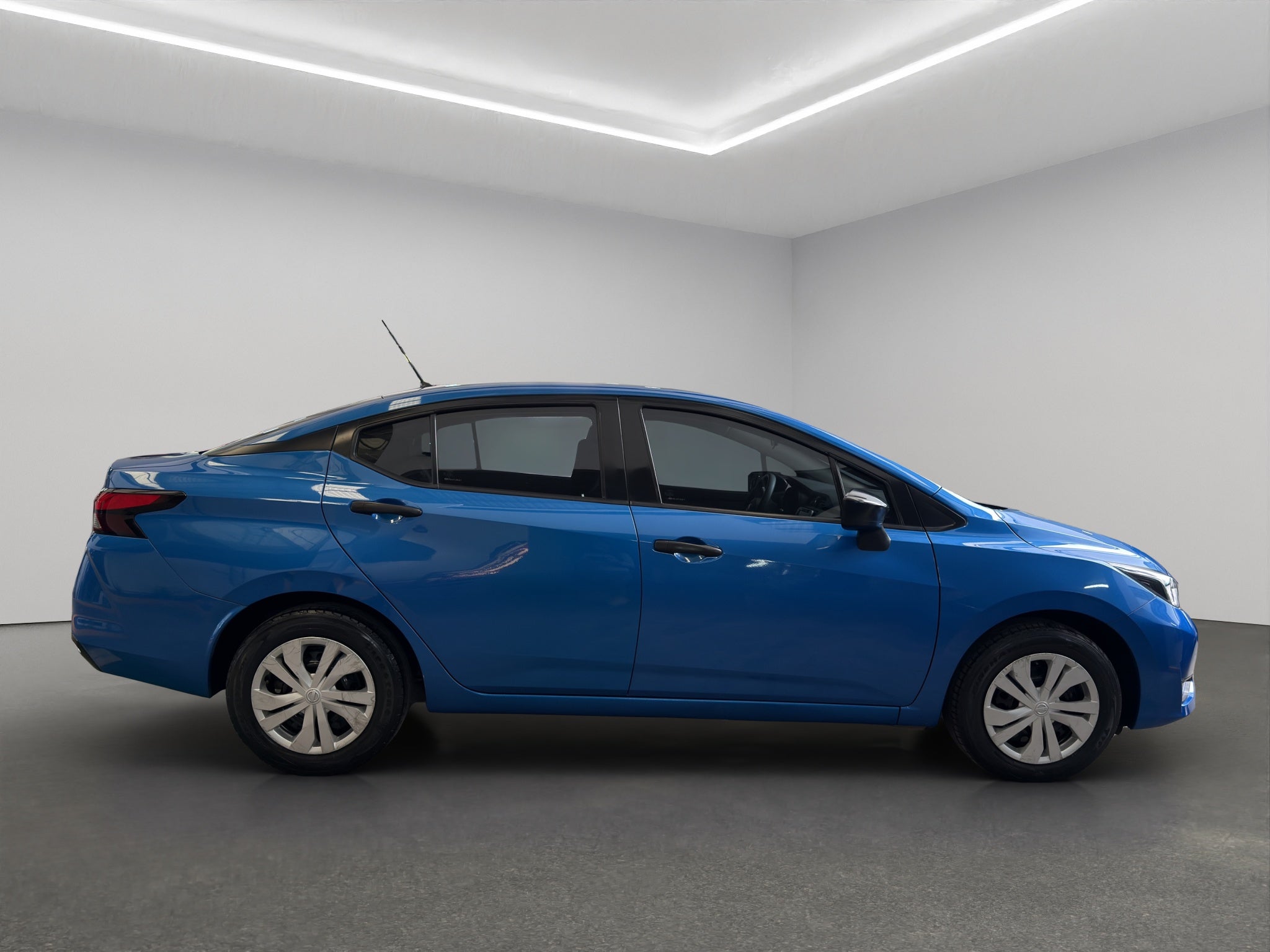 2024 Nissan Versa 4 pts. Sense, TM5, a/ac., R-15