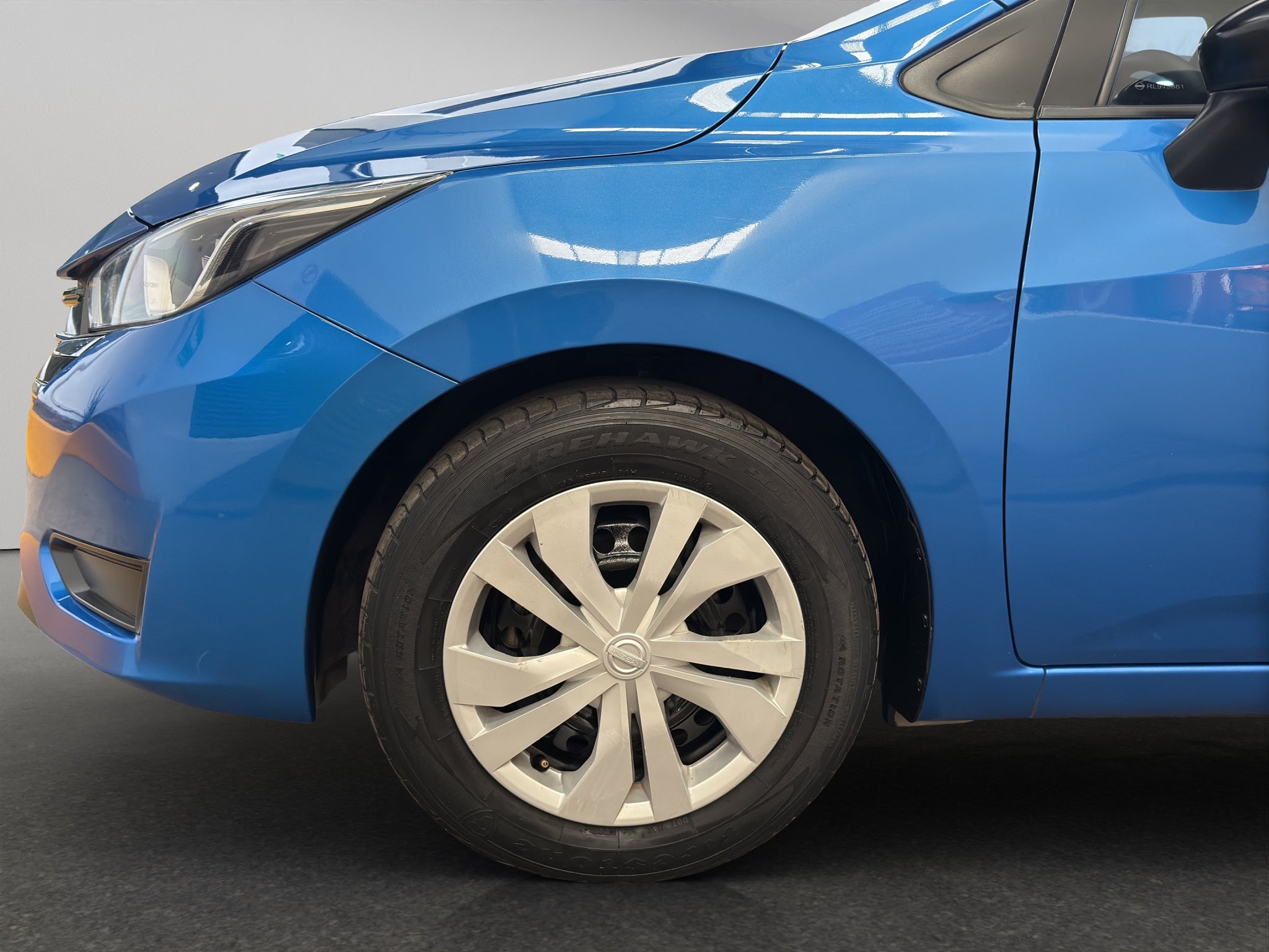 2024 Nissan Versa 4 pts. Sense, TM5, a/ac., R-15