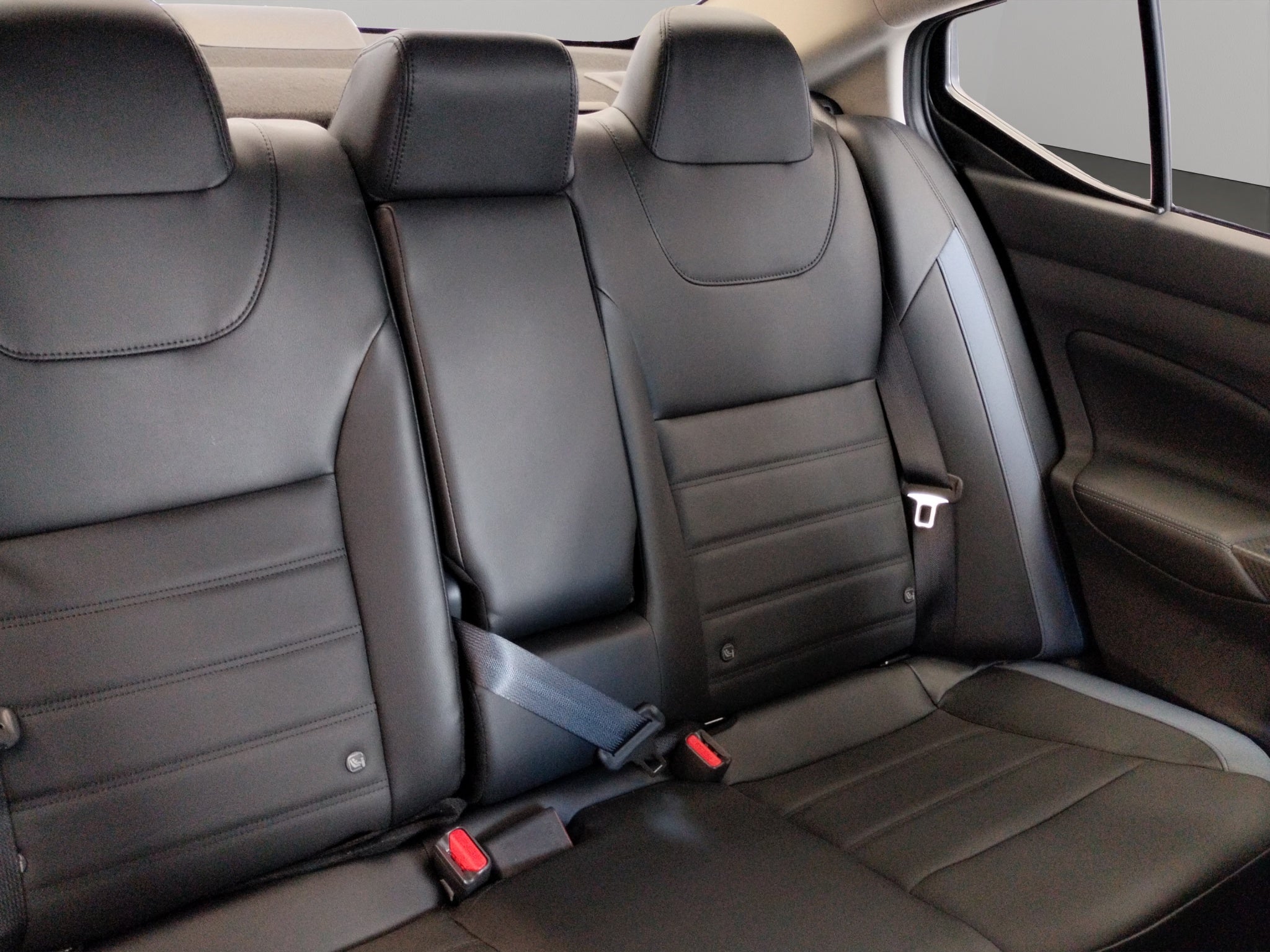 2024 Nissan Versa 4 pts. Exclusive, CVT, a/ac. Aut., piel, f. niebla, f. led, RA-17