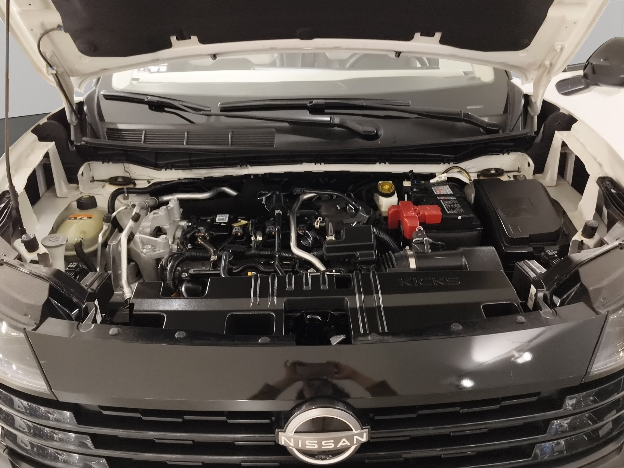 2025 Nissan Kicks VUD 5 pts. Platinum, 2.0l, TA, TP, s. Bose, pantalla touch 12