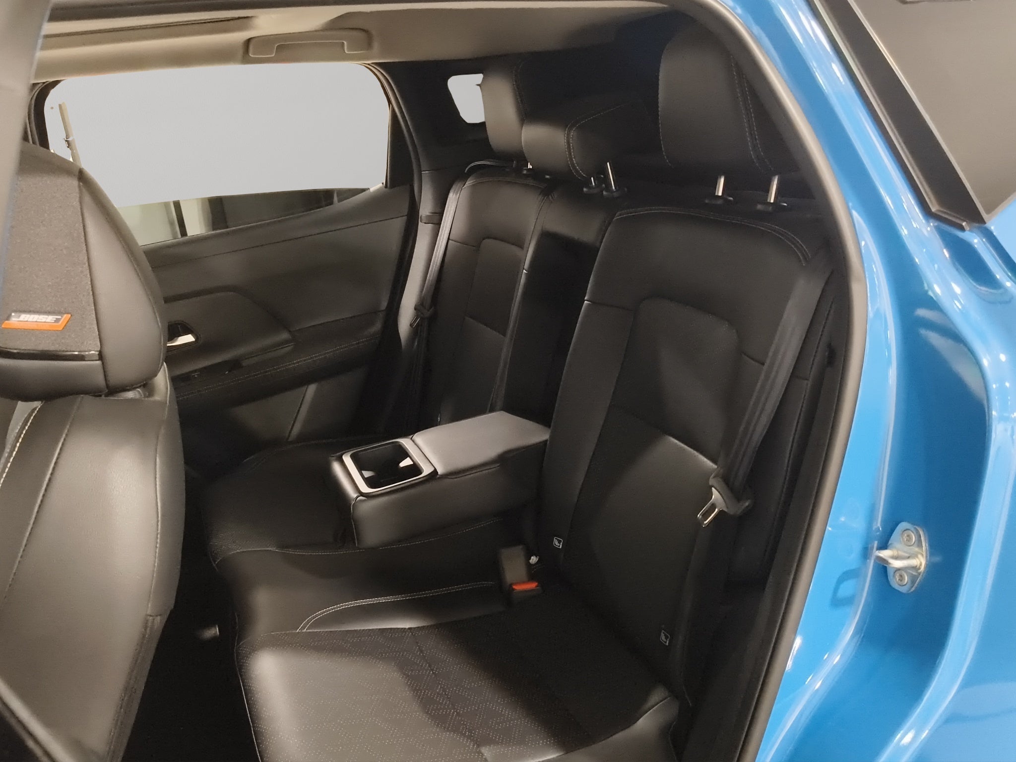 2025 Nissan Kicks VUD 5 pts. Platinum, 2.0l, TA, TP, s. Bose, pantalla touch 12