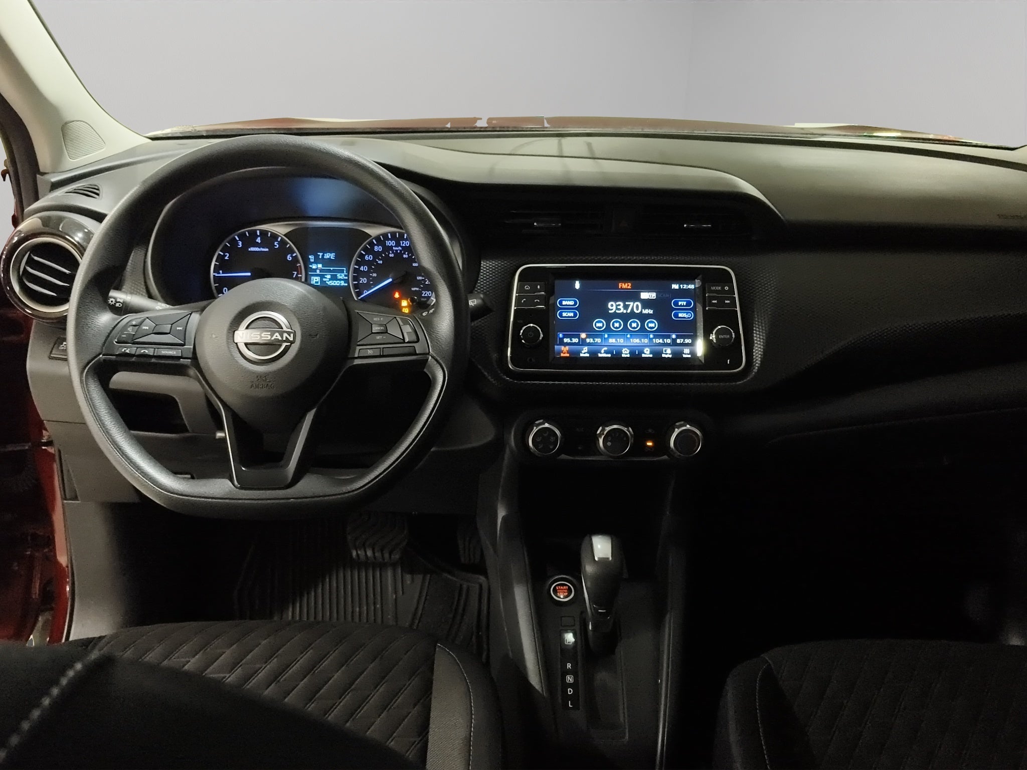 2024 Nissan Kicks VUD 5 pts. Advance, 1.6l, TM5, a/ac., VE, RA-16 (línea anterior)