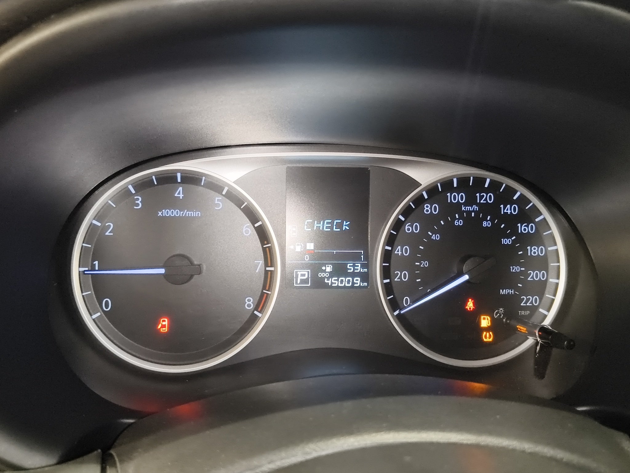 2024 Nissan Kicks VUD 5 pts. Advance, 1.6l, TM5, a/ac., VE, RA-16 (línea anterior)