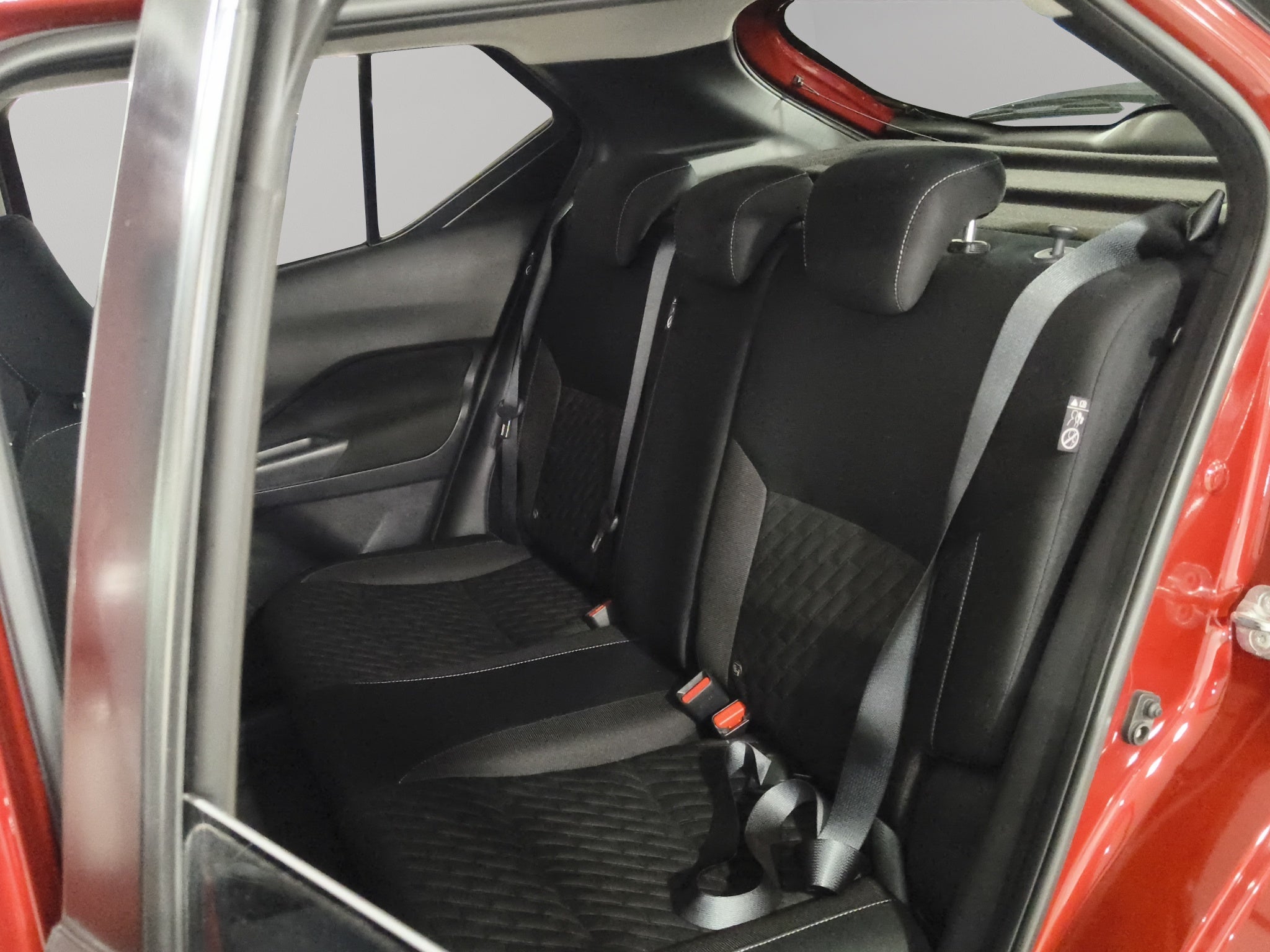 2024 Nissan Kicks VUD 5 pts. Advance, 1.6l, TM5, a/ac., VE, RA-16 (línea anterior)