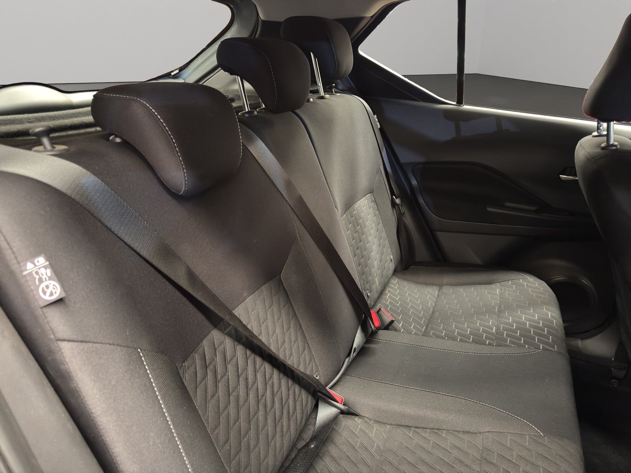 2025 Nissan Kicks VUD 5 pts. Play Advance, 1.6l, TM5, RA-17 (línea nueva)
