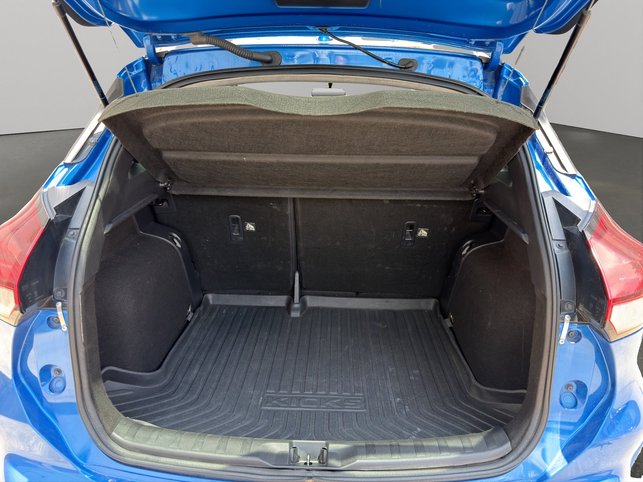 2023 Nissan Kicks VUD 5 pts. Exclusive, 1.6l, TA, a/ac. Aut., piel, GPS, RA-17