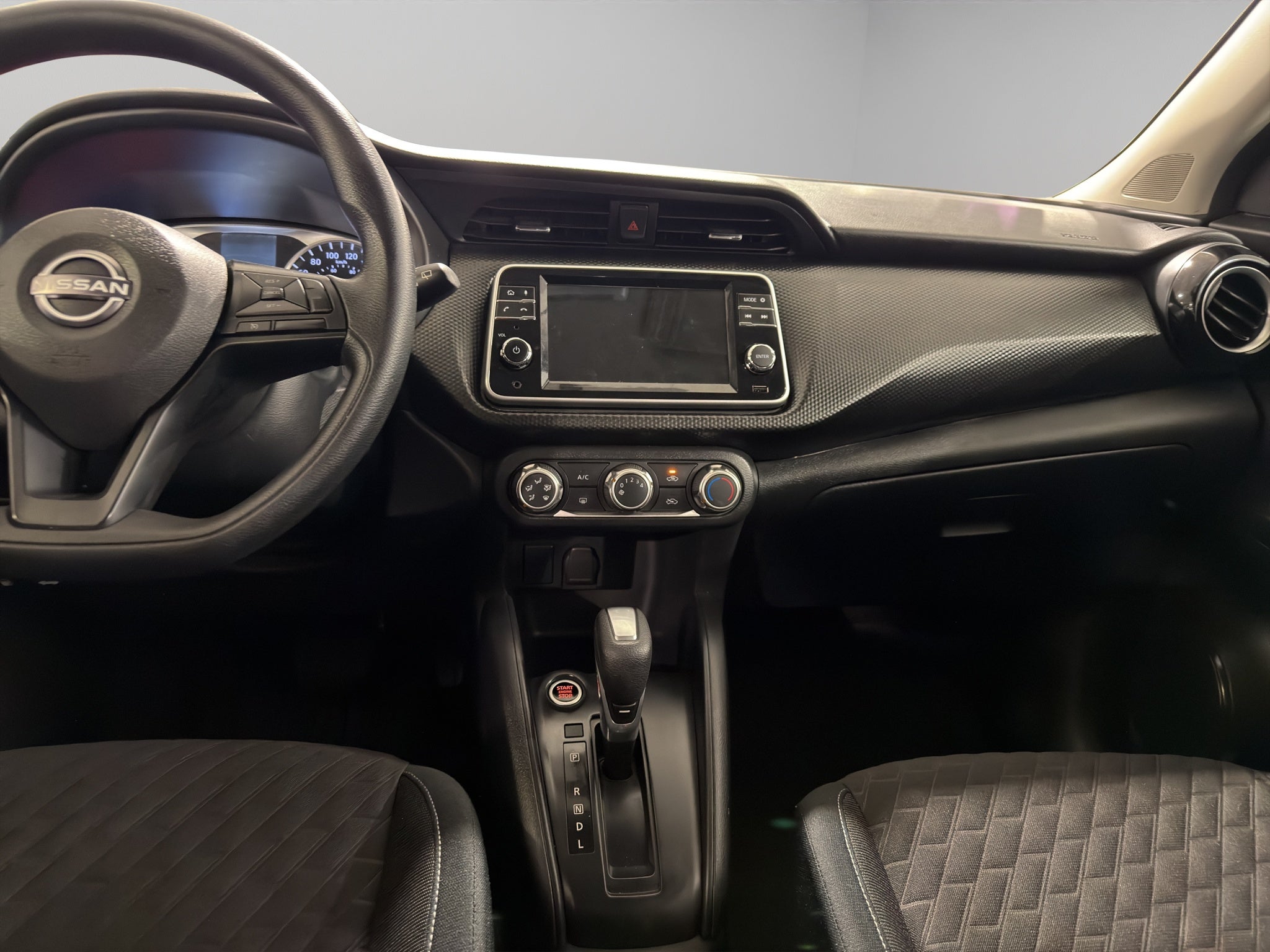 2024 Nissan Kicks VUD 5 pts. Advance, 1.6l, TM5, a/ac., VE, RA-16 (línea anterior)