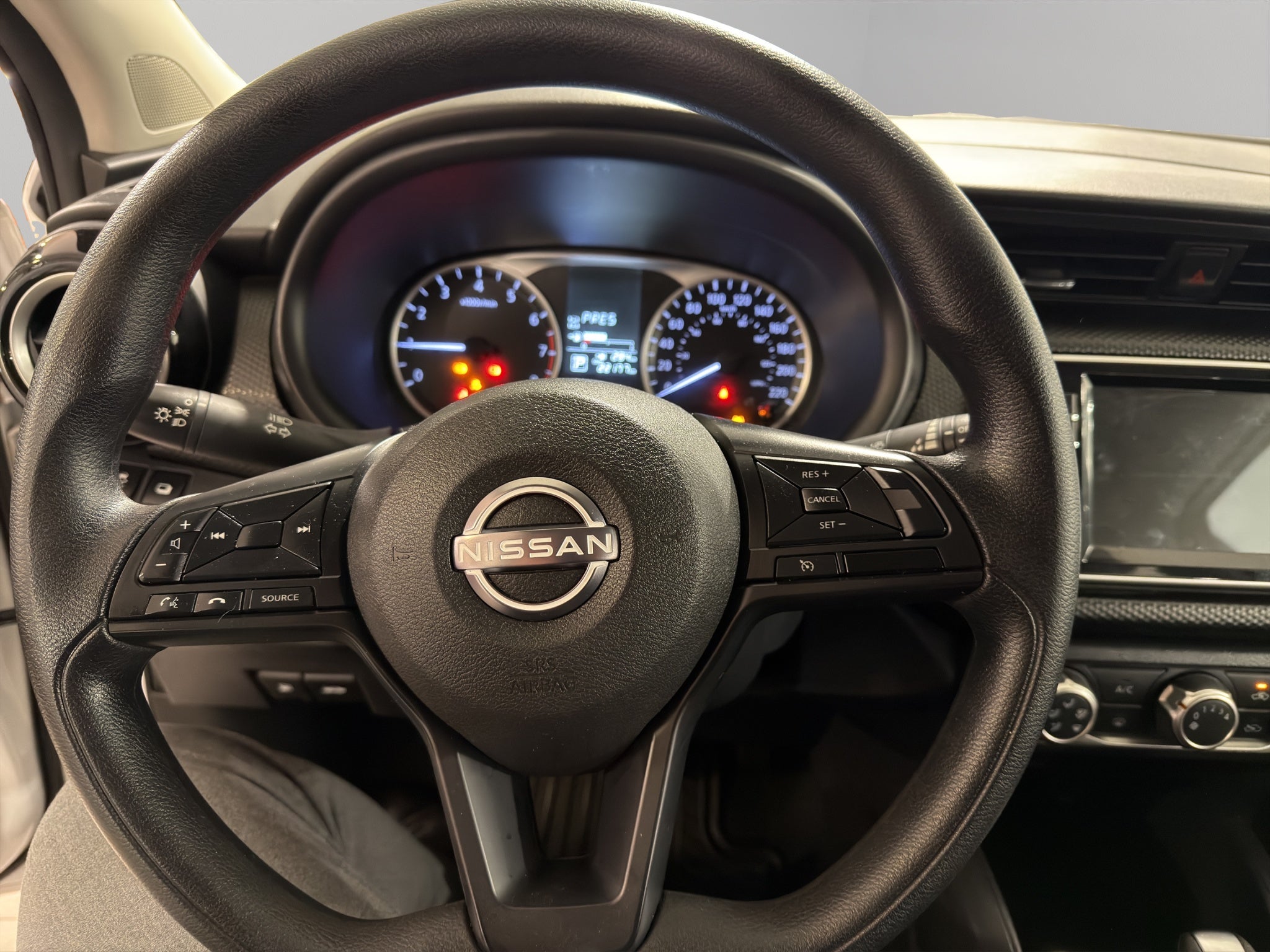 2024 Nissan Kicks VUD 5 pts. Advance, 1.6l, TM5, a/ac., VE, RA-16 (línea anterior)