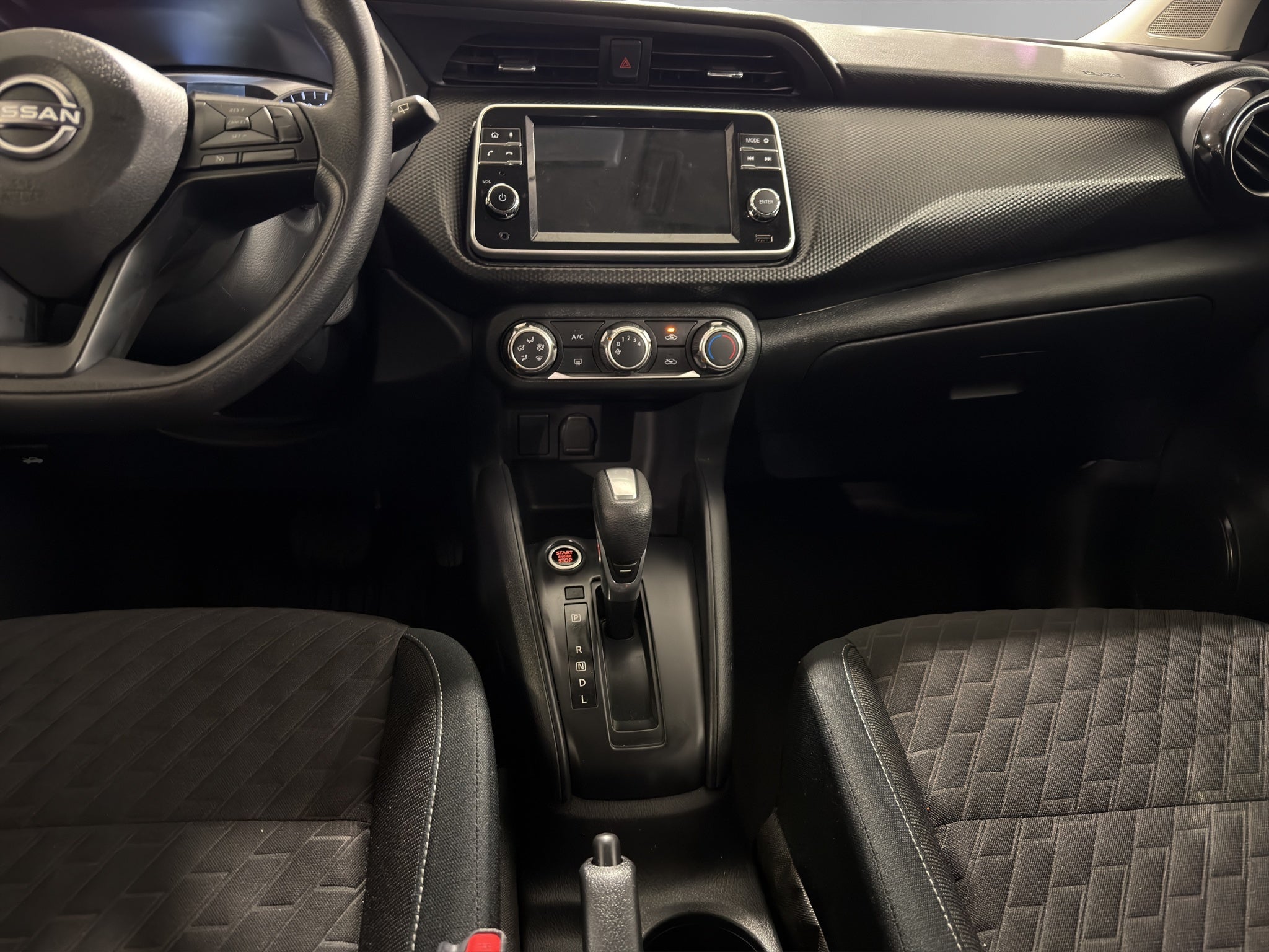 2024 Nissan Kicks VUD 5 pts. Advance, 1.6l, TM5, a/ac., VE, RA-16 (línea anterior)