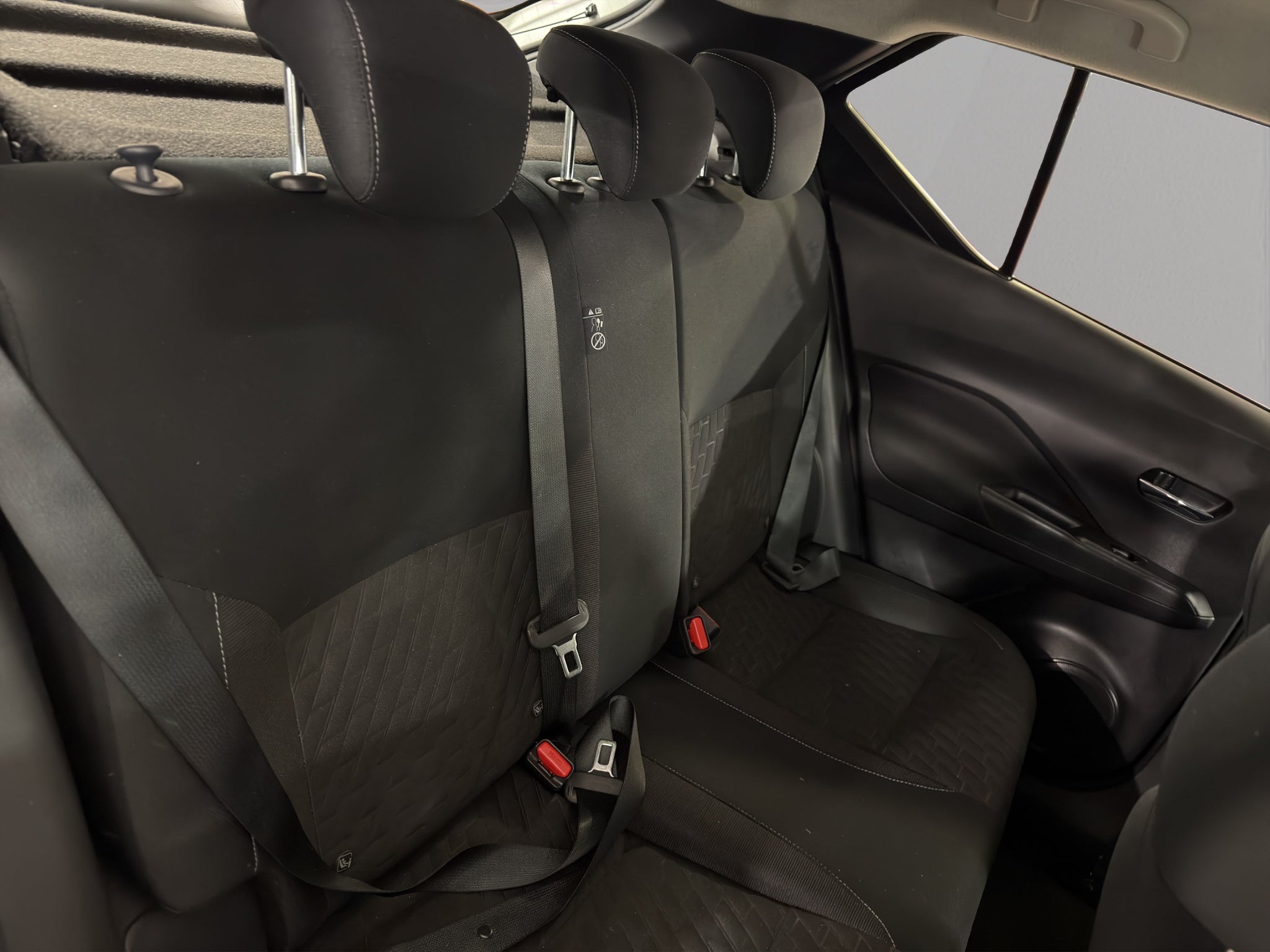 2024 Nissan Kicks VUD 5 pts. Advance, 1.6l, TM5, a/ac., VE, RA-16 (línea anterior)