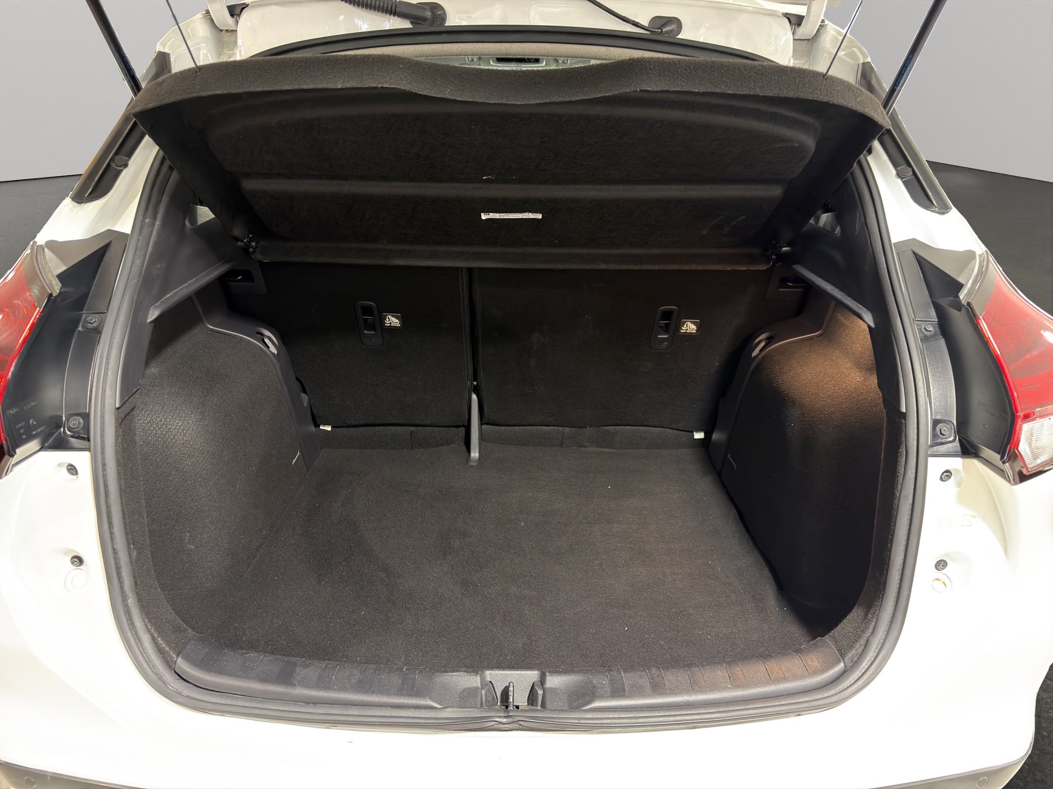 2024 Nissan Kicks VUD 5 pts. Advance, 1.6l, TM5, a/ac., VE, RA-16 (línea anterior)