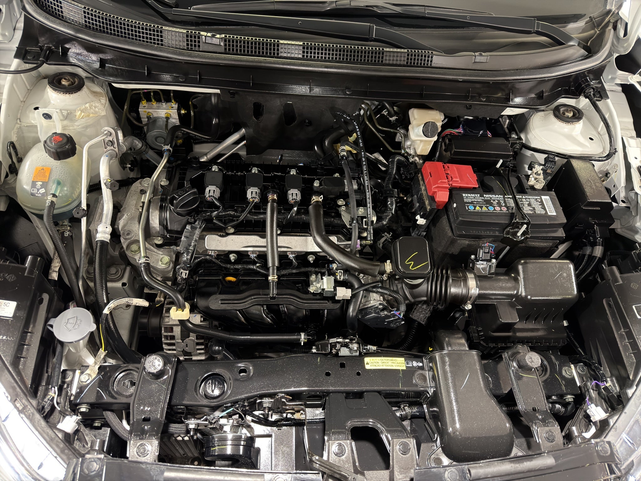 2024 Nissan Kicks VUD 5 pts. Advance, 1.6l, TM5, a/ac., VE, RA-16 (línea anterior)