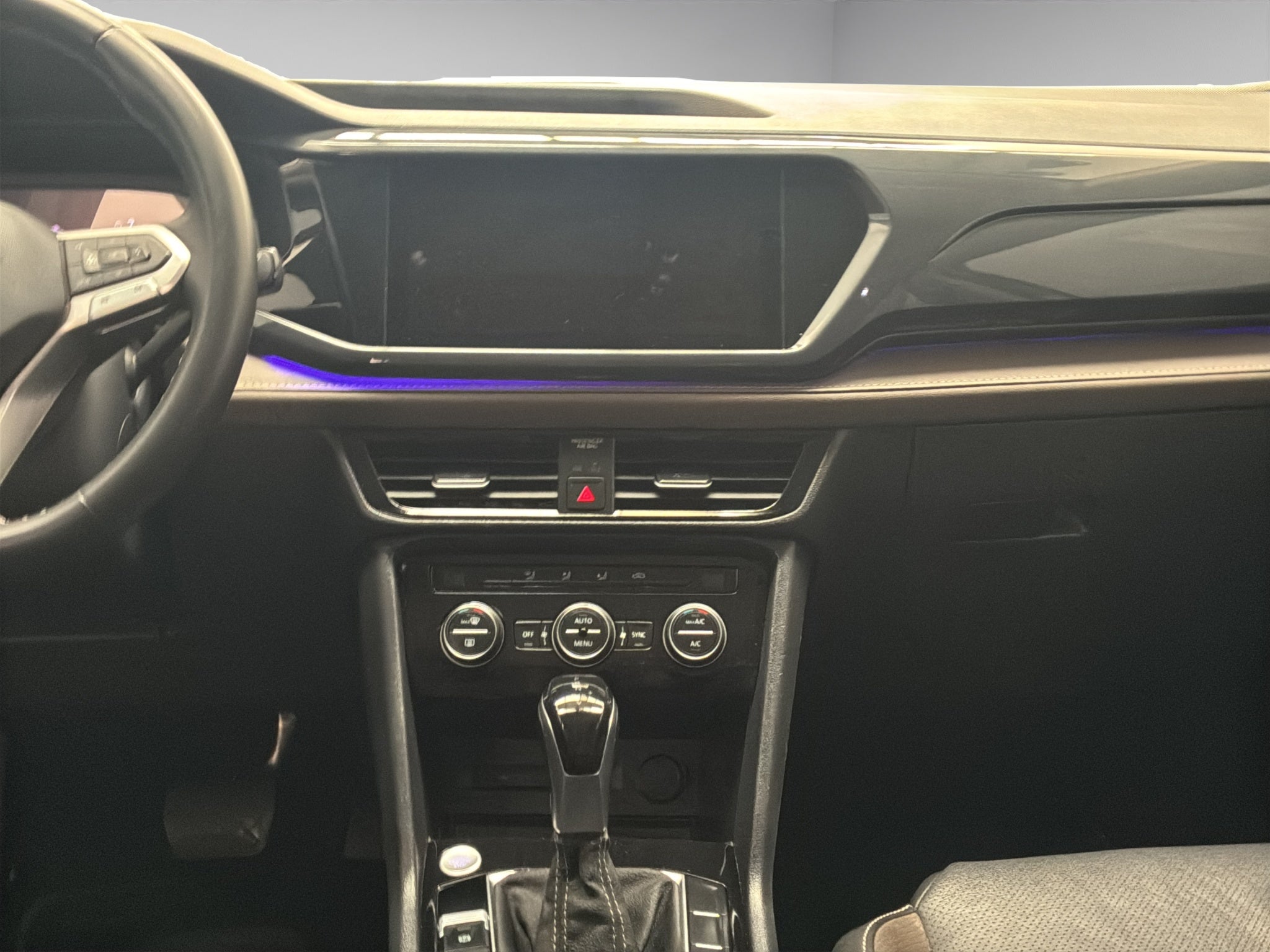 2023 Volkswagen Taos VUD 5 pts. Highline, 150 HP, 1.4T, TA, piel, TP, f. led, RA-18