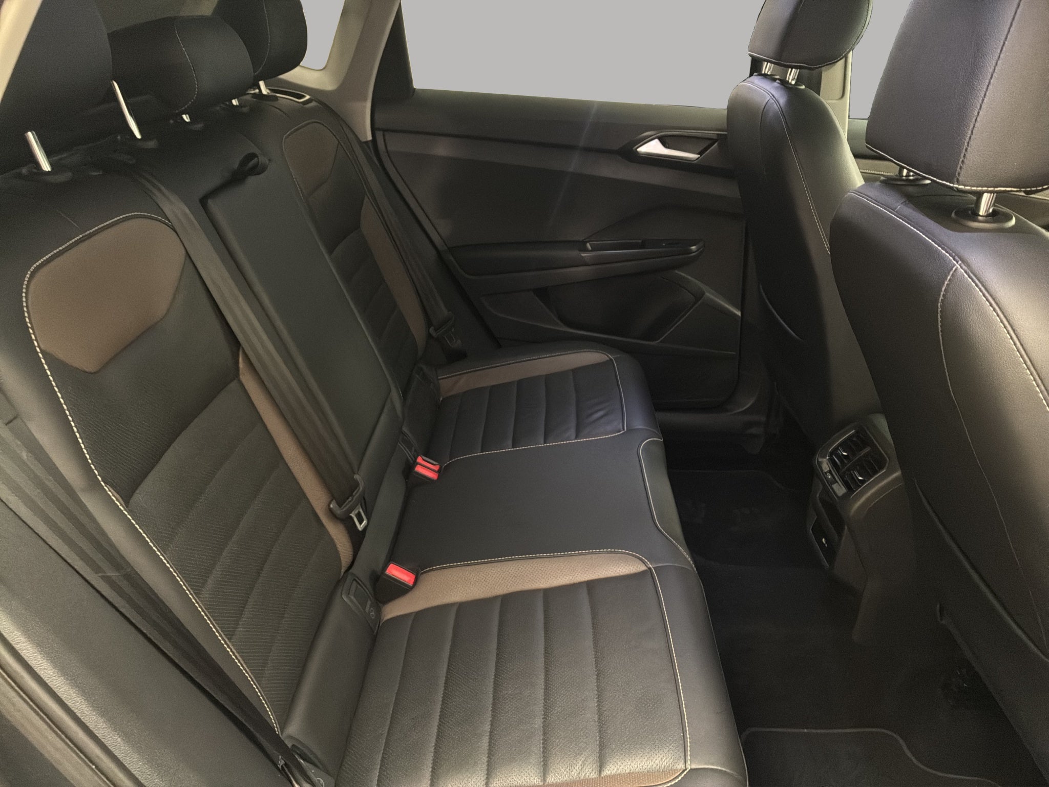 2023 Volkswagen Taos VUD 5 pts. Highline, 150 HP, 1.4T, TA, piel, TP, f. led, RA-18