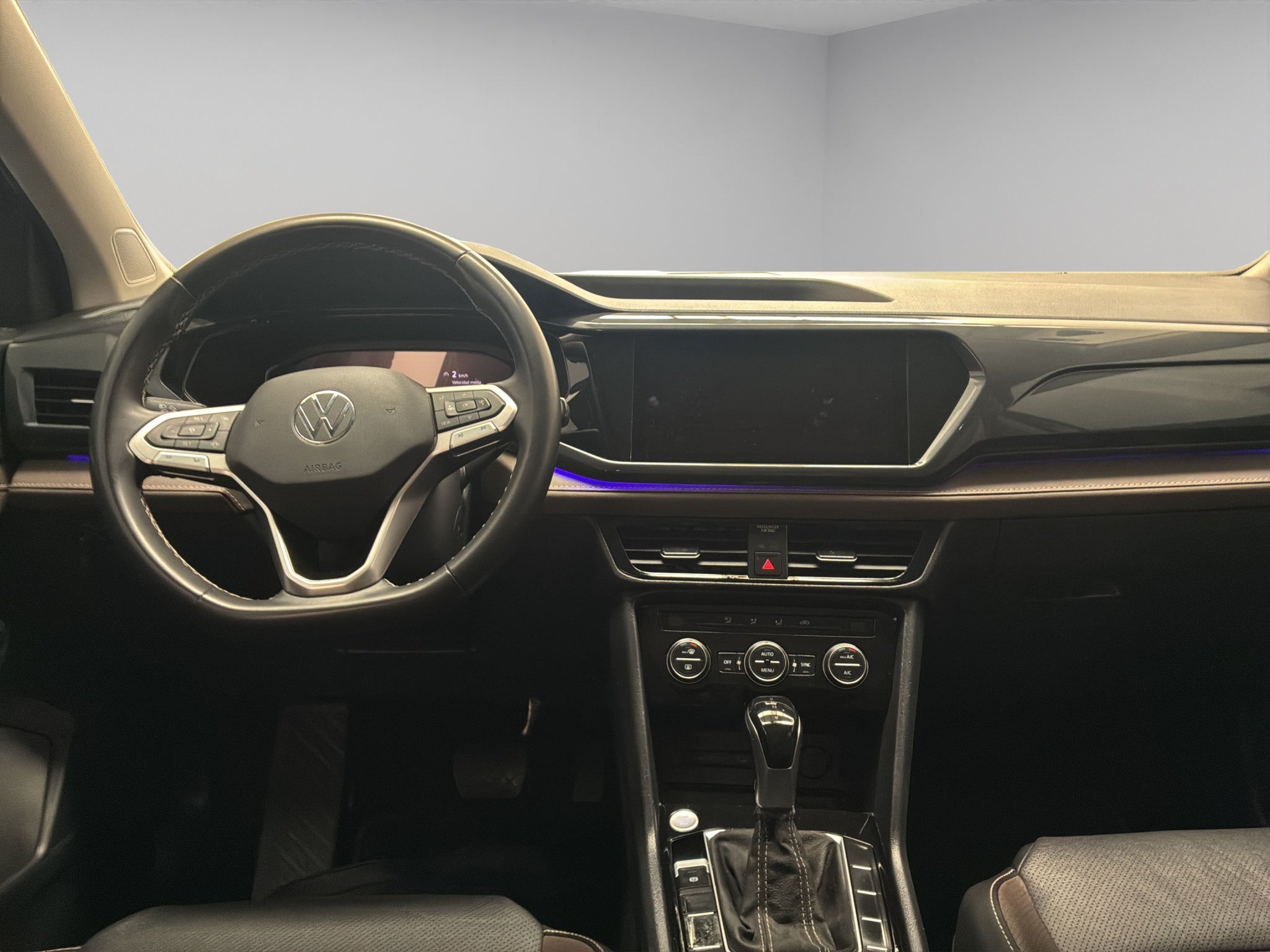 2023 Volkswagen Taos VUD 5 pts. Highline, 150 HP, 1.4T, TA, piel, TP, f. led, RA-18