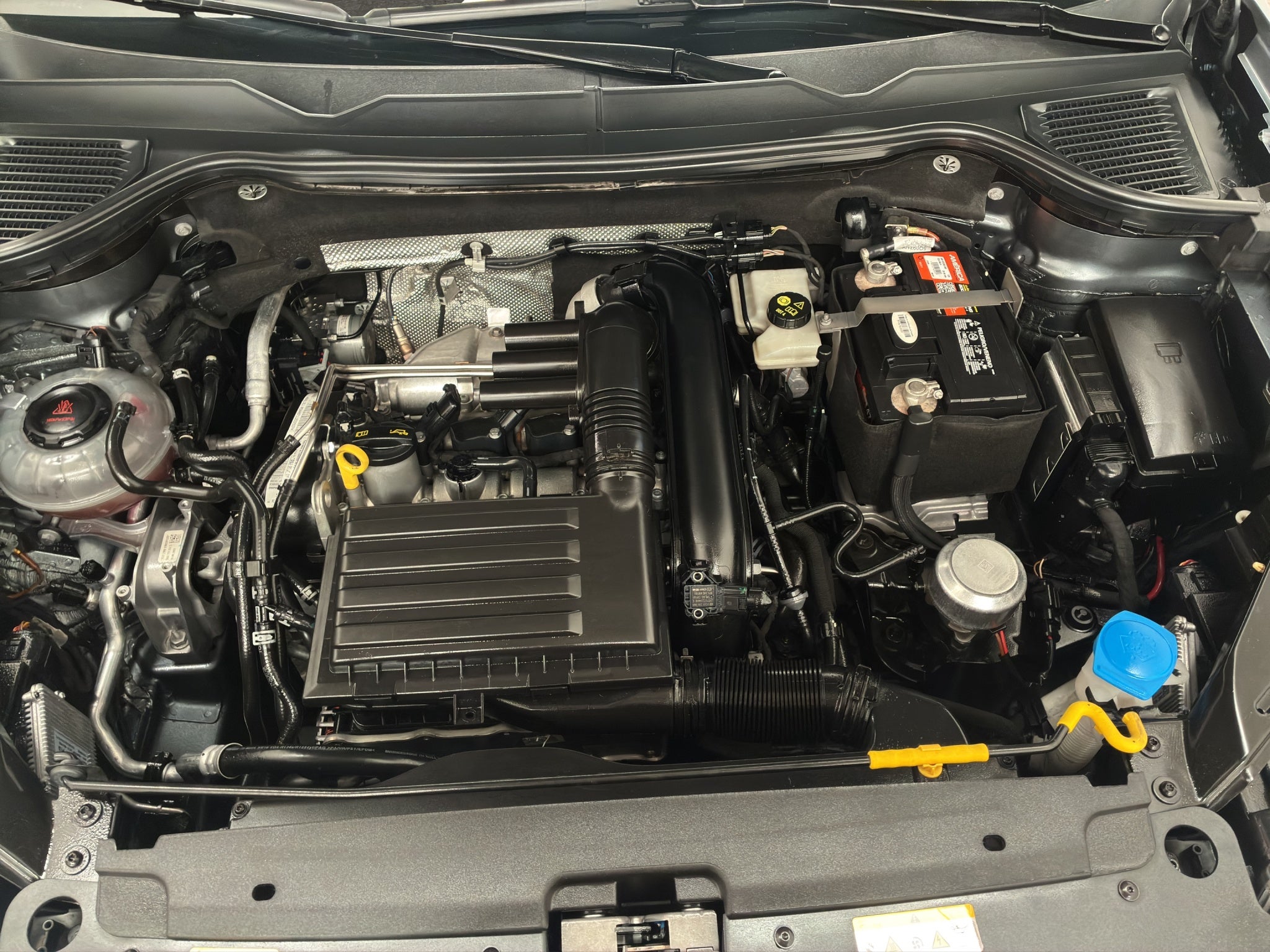 2023 Volkswagen Taos VUD 5 pts. Highline, 150 HP, 1.4T, TA, piel, TP, f. led, RA-18
