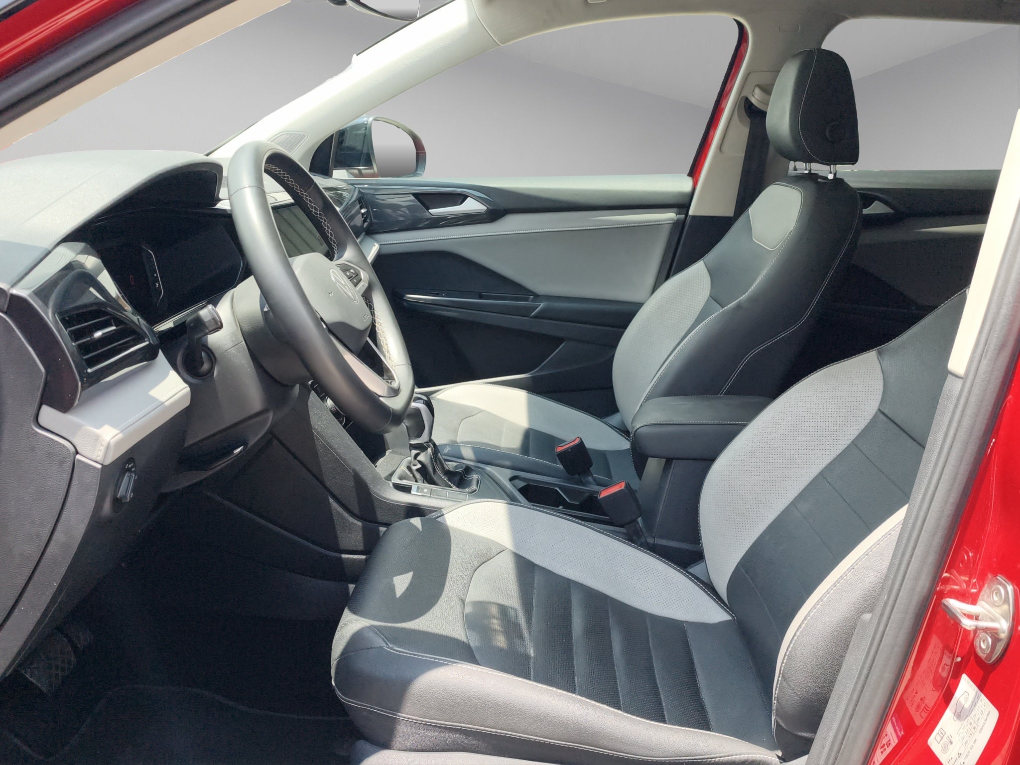 2023 Volkswagen Taos VUD 5 pts. Highline, 150 HP, 1.4T, TA, piel, TP, f. led, RA-18