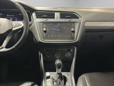 2022 Volkswagen Tiguan VUD 5 pts. Comfortline, 1.4T, DSG, piel, f. niebla, cámara reversa, RA-17