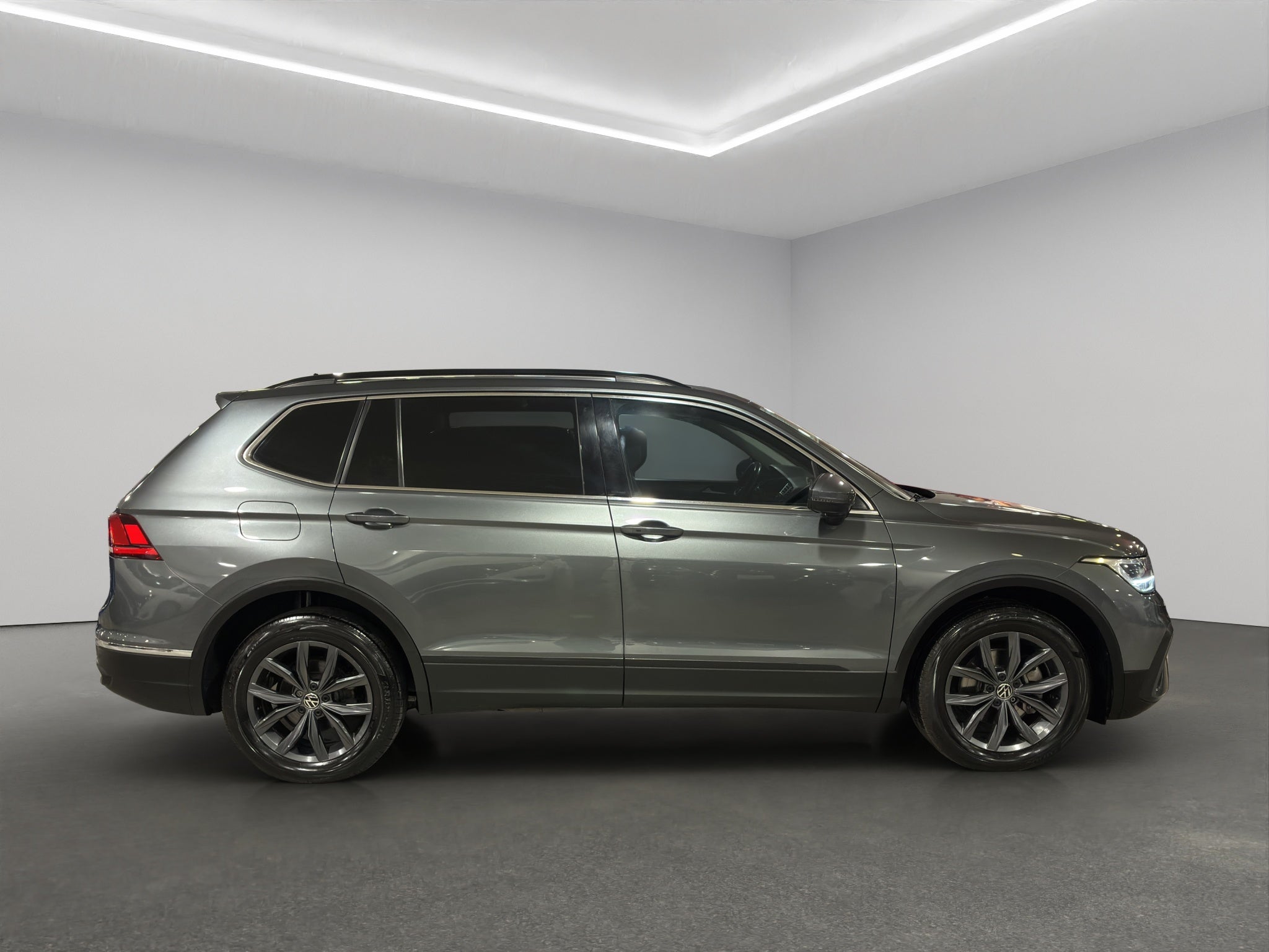 2022 Volkswagen Tiguan VUD 5 pts. Comfortline, 1.4T, DSG, piel, f. niebla, cámara reversa, RA-17