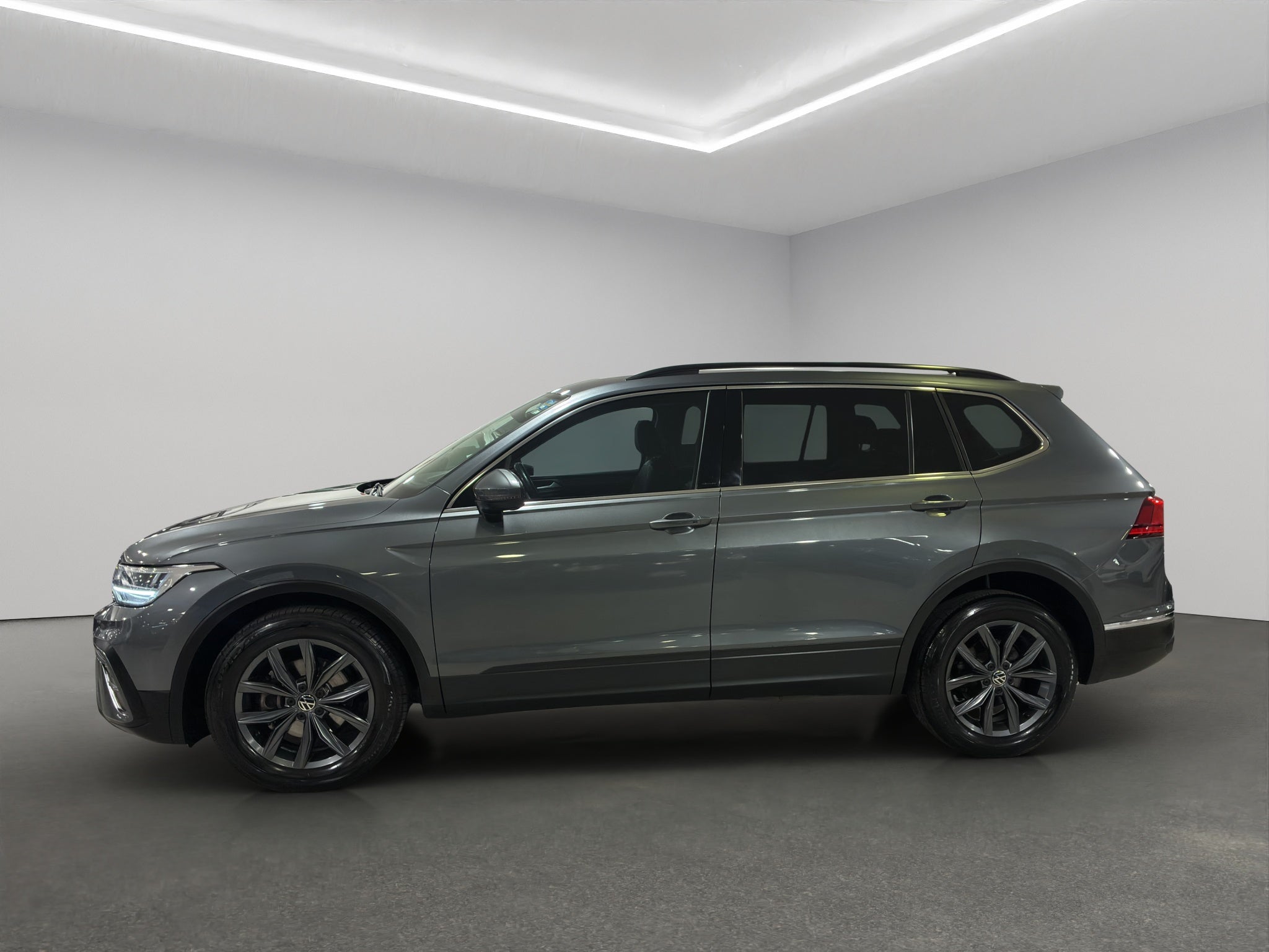 2022 Volkswagen Tiguan VUD 5 pts. Comfortline, 1.4T, DSG, piel, f. niebla, cámara reversa, RA-17