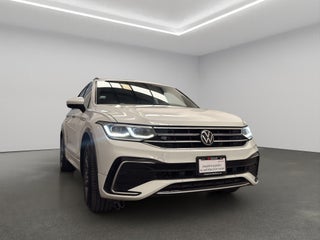 2024 Volkswagen Tiguan VUD 5 pts. R-Line, 1.4T, DSG, piel, QCP, f. led, RA-19 (línea anterior)