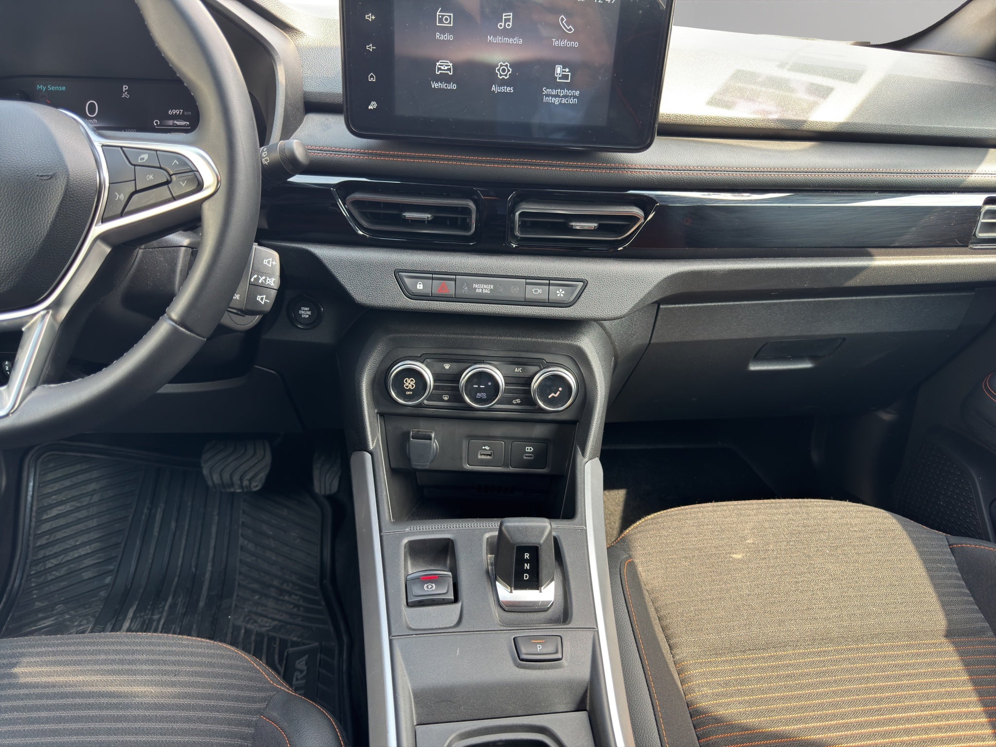 2025 Renault Kardian VUD 5 pts. Premiere Edition, 1.0T, TA, a/ac., f. niebla, RA-17 bitono