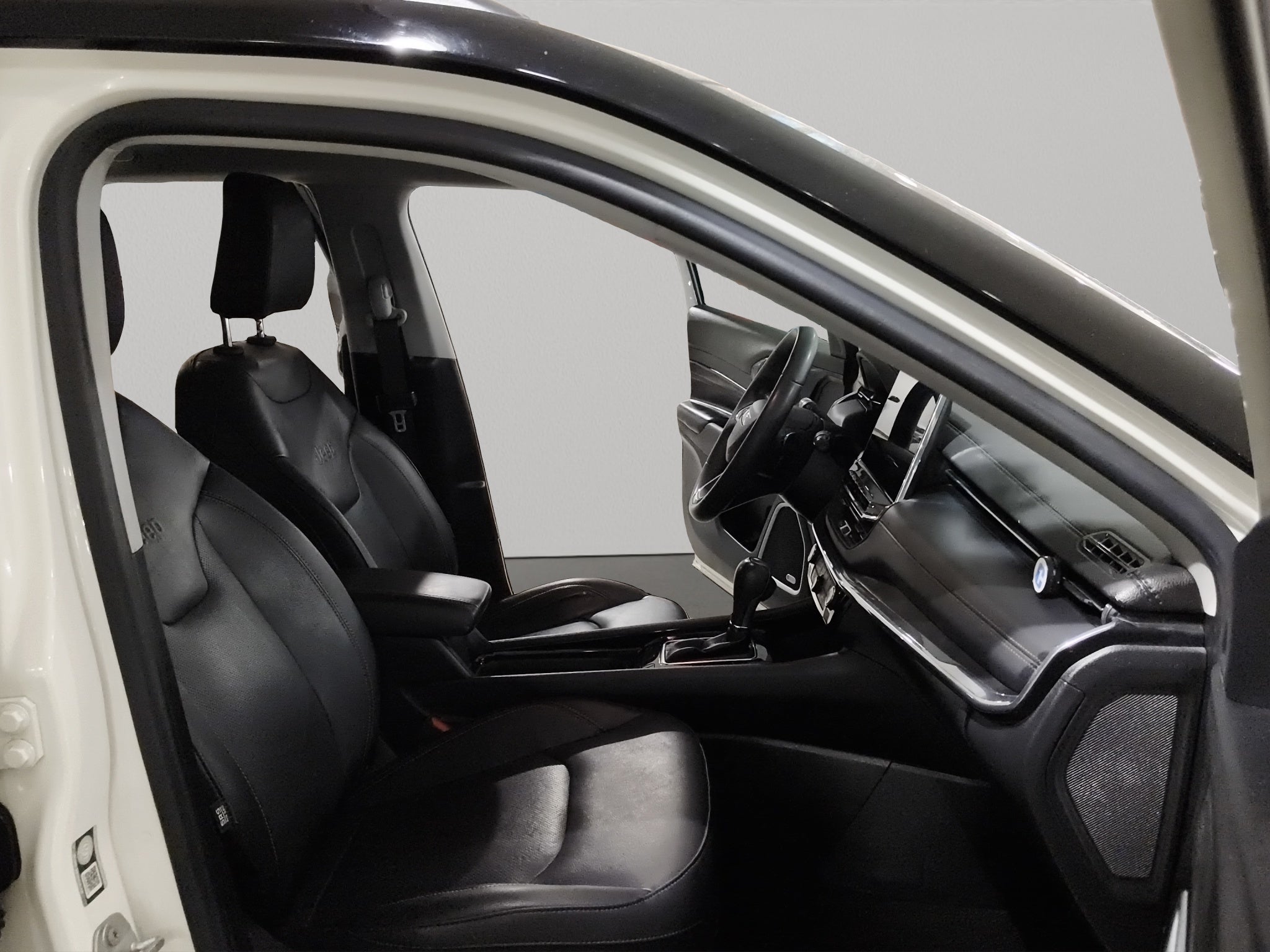 2023 Jeep Compass VUD 5 pts. Altitude, 1.3T, TA, a/ac. Aut., piel, cambios al volante, RA-19