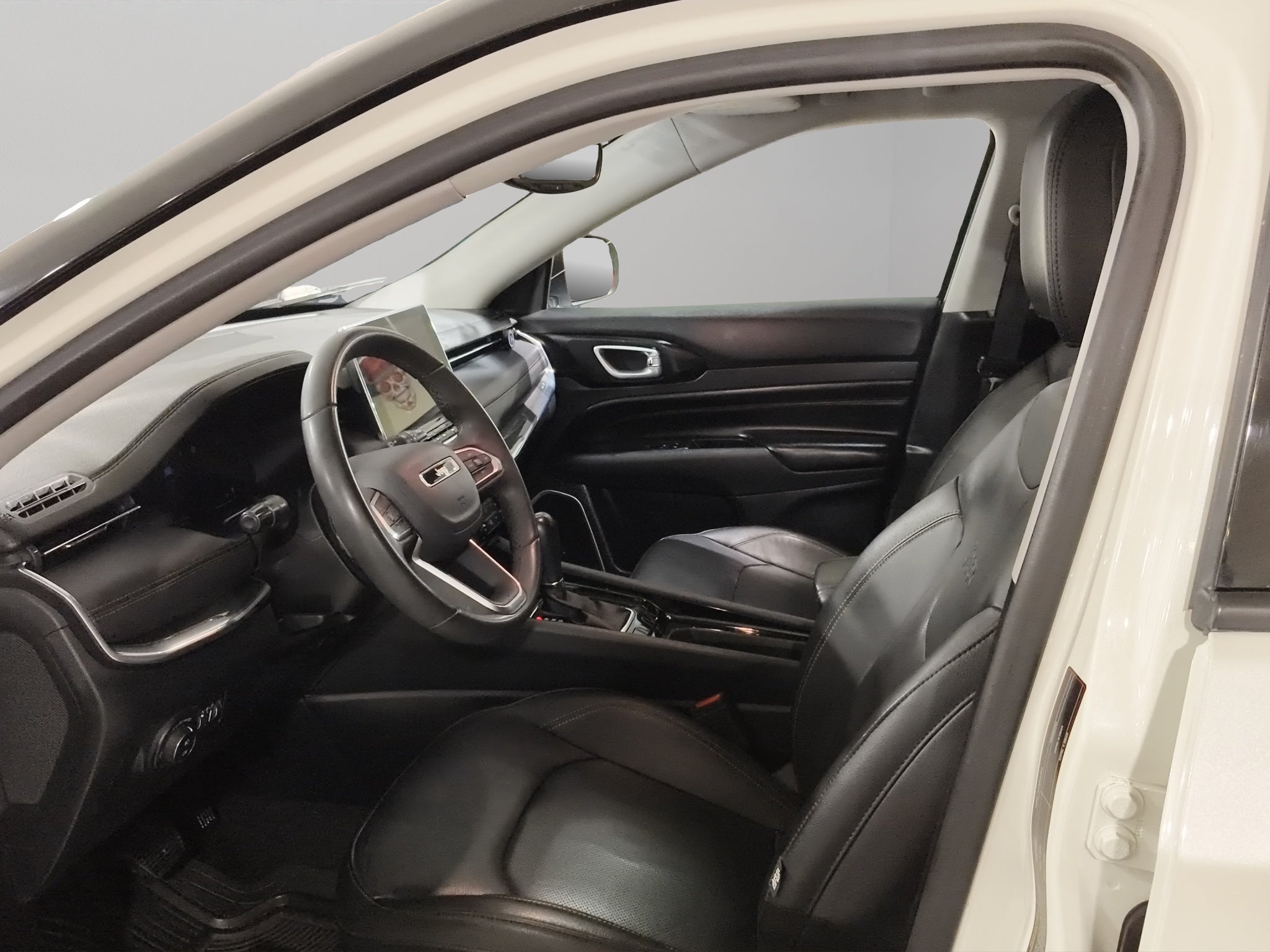 2023 Jeep Compass VUD 5 pts. Altitude, 1.3T, TA, a/ac. Aut., piel, cambios al volante, RA-19