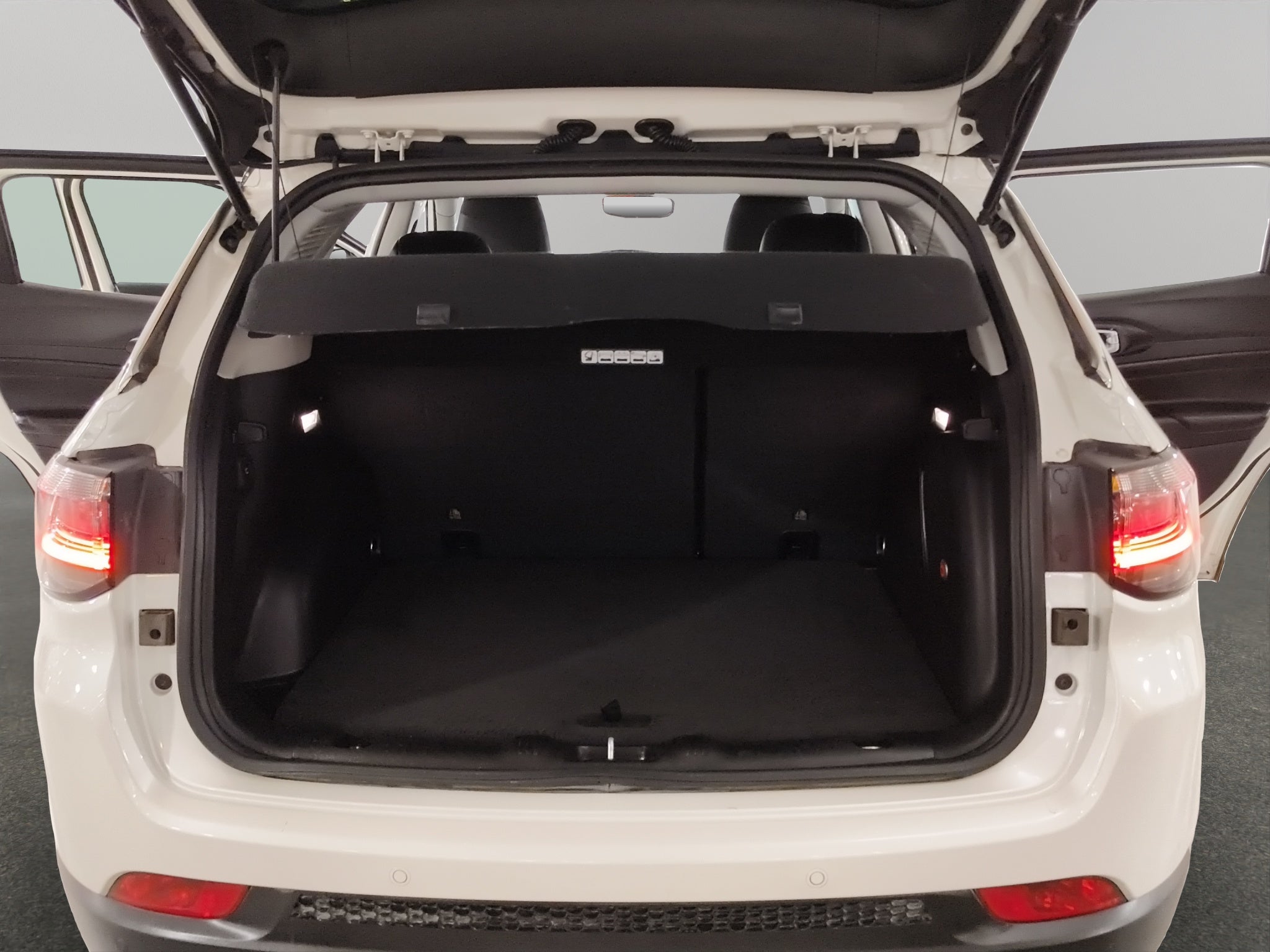 2023 Jeep Compass VUD 5 pts. Altitude, 1.3T, TA, a/ac. Aut., piel, cambios al volante, RA-19