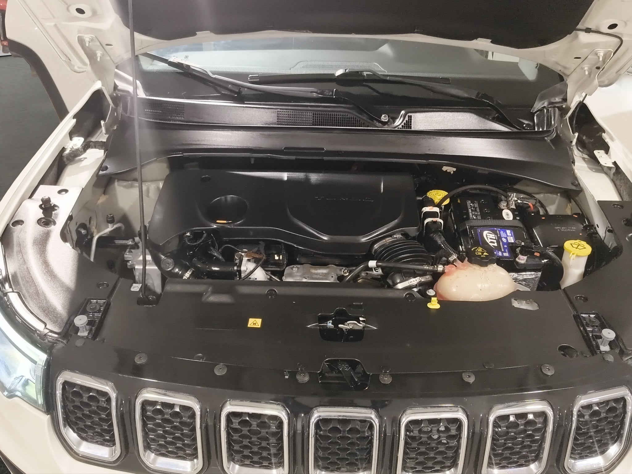 2023 Jeep Compass VUD 5 pts. Altitude, 1.3T, TA, a/ac. Aut., piel, cambios al volante, RA-19