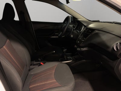 2023 Chevrolet Aveo 4 pts. LT, TM5, a/ac. Aut., f. niebla, RA-15 (línea anterior)